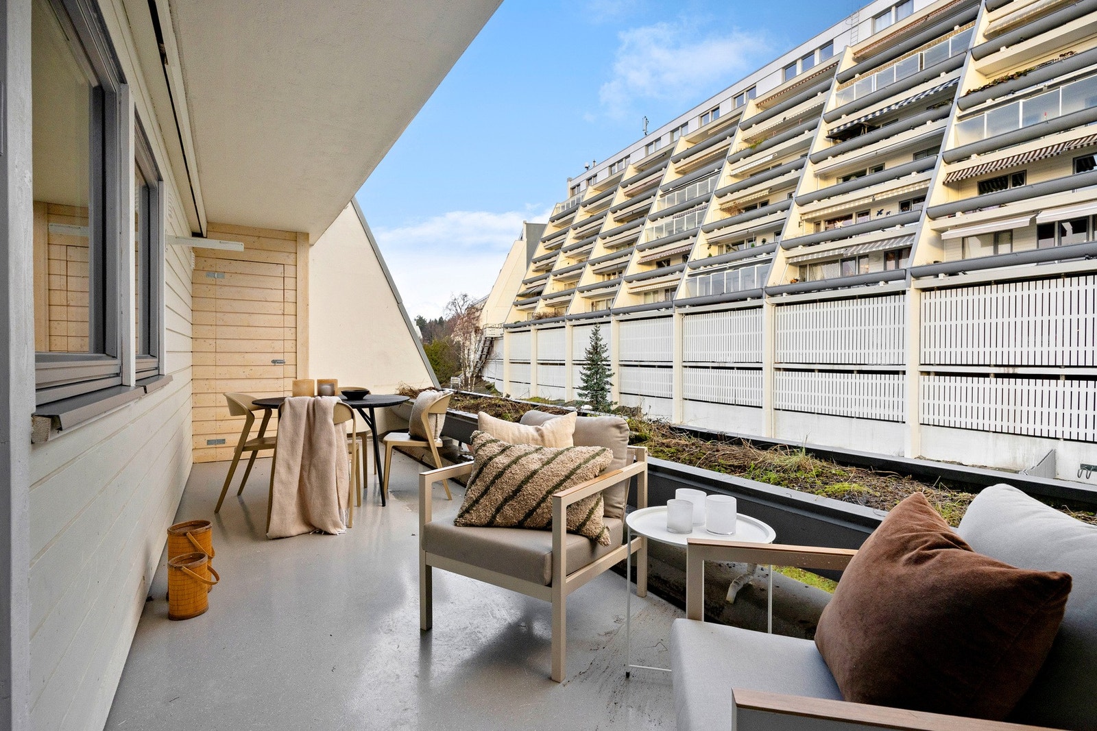 Fra kjøkkenet kommer du til terrassen som er nordøstvendt, hvor morgensolen kan nytes. Galleribilde