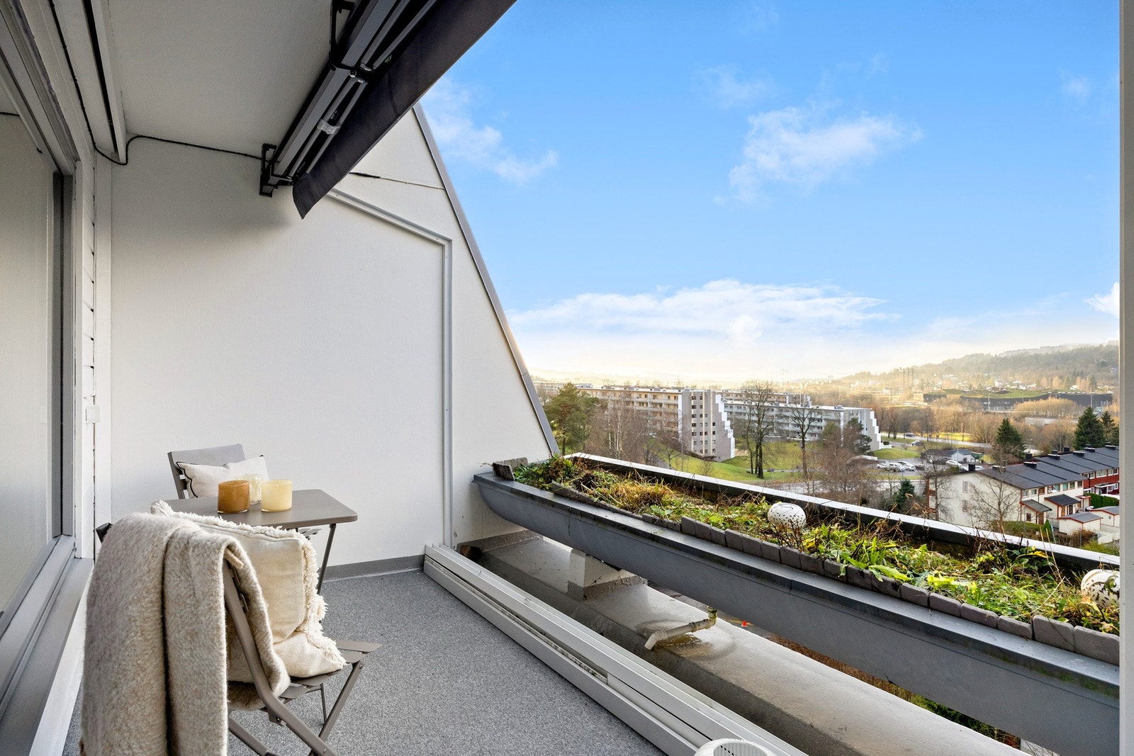 Terrassen er på hele 13m2 som gir gode muligheter for møblering. Blomsterkassen gjør stemningen her ute ekstra hyggelig. Galleribilde