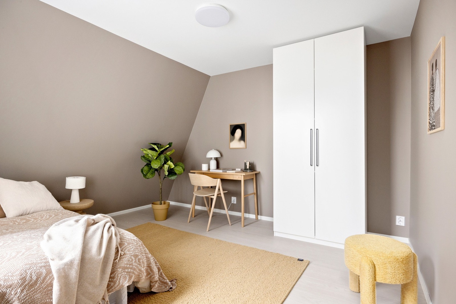 Her er det god plass til dobbeltseng, skrivebord og en garderobeløsning! Galleribilde