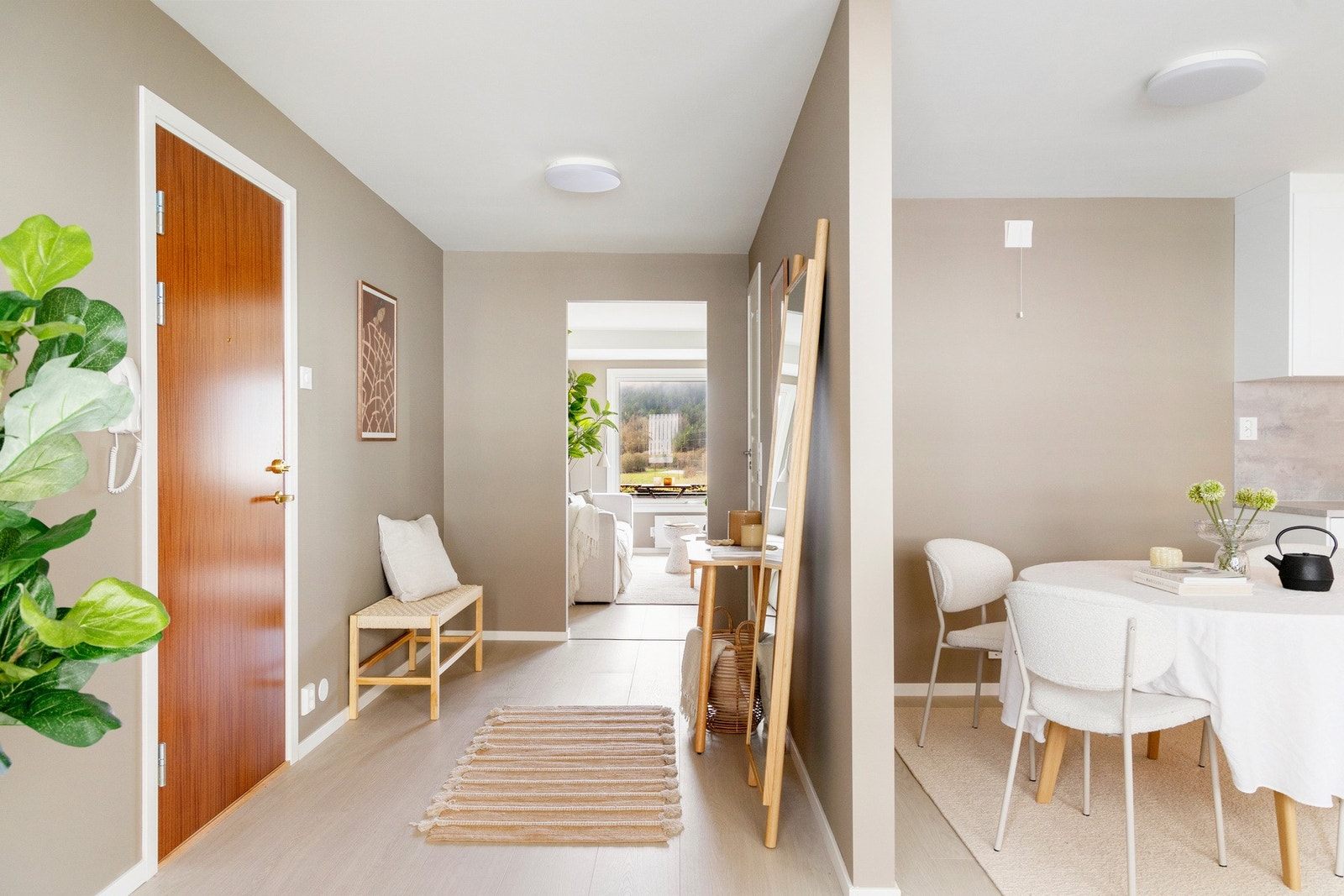 Inngangspartiet binder fint sammen de sosiale oppholdsrommene i boligen. Her er det hyggelig å komme hjem, samt å ønske gjester velkommen! Galleribilde