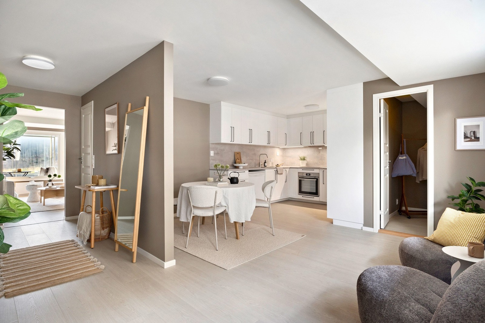 Stort og luftig kjøkken som ligger adskilt fra stuen.
Her er det god plass til en romslig spisegruppe. Galleribilde