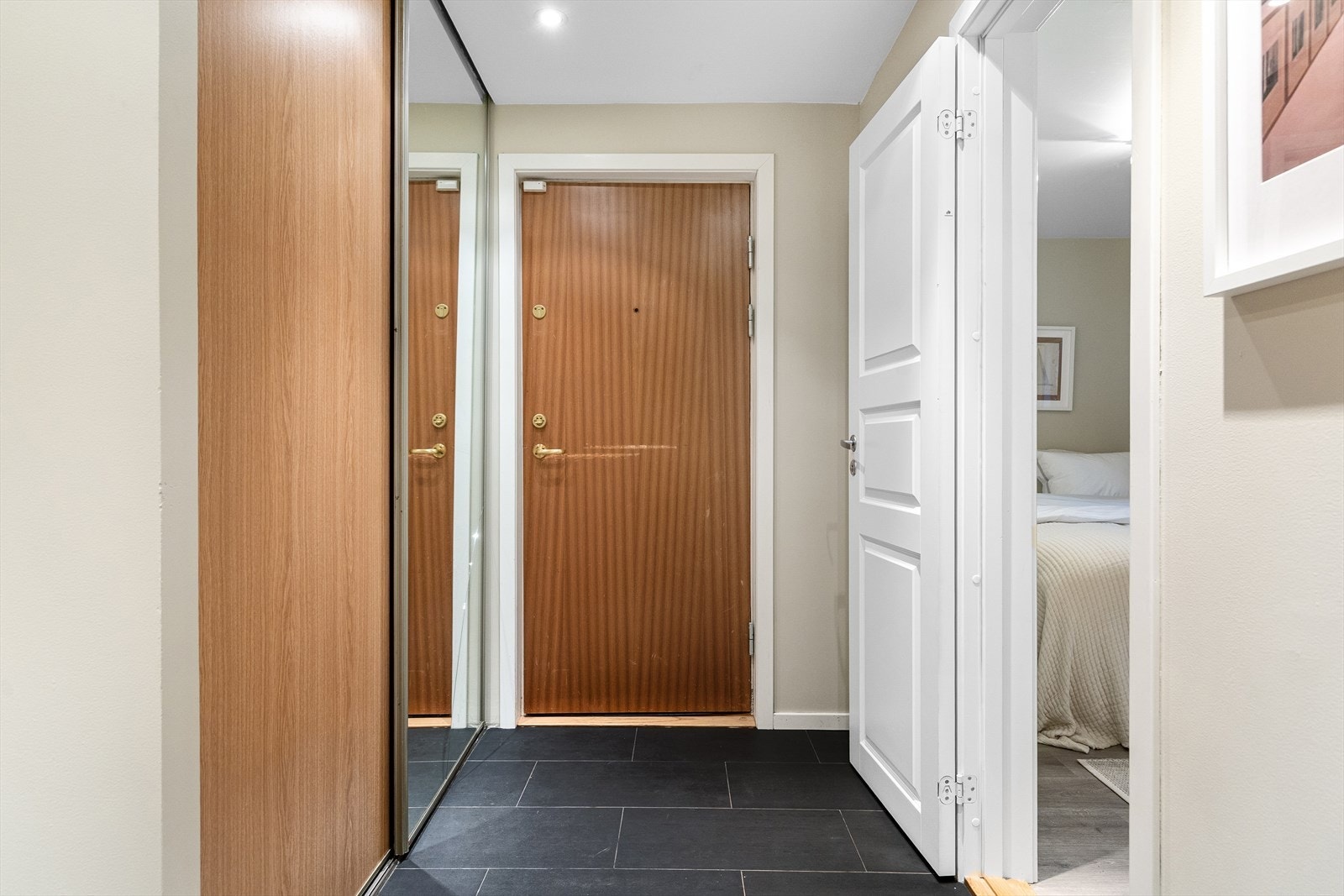 Entréen byr på et godt førsteinntrykk av leiligheten med nymalte vegger fra 2025 og praktiske spotter i himling. Galleribilde