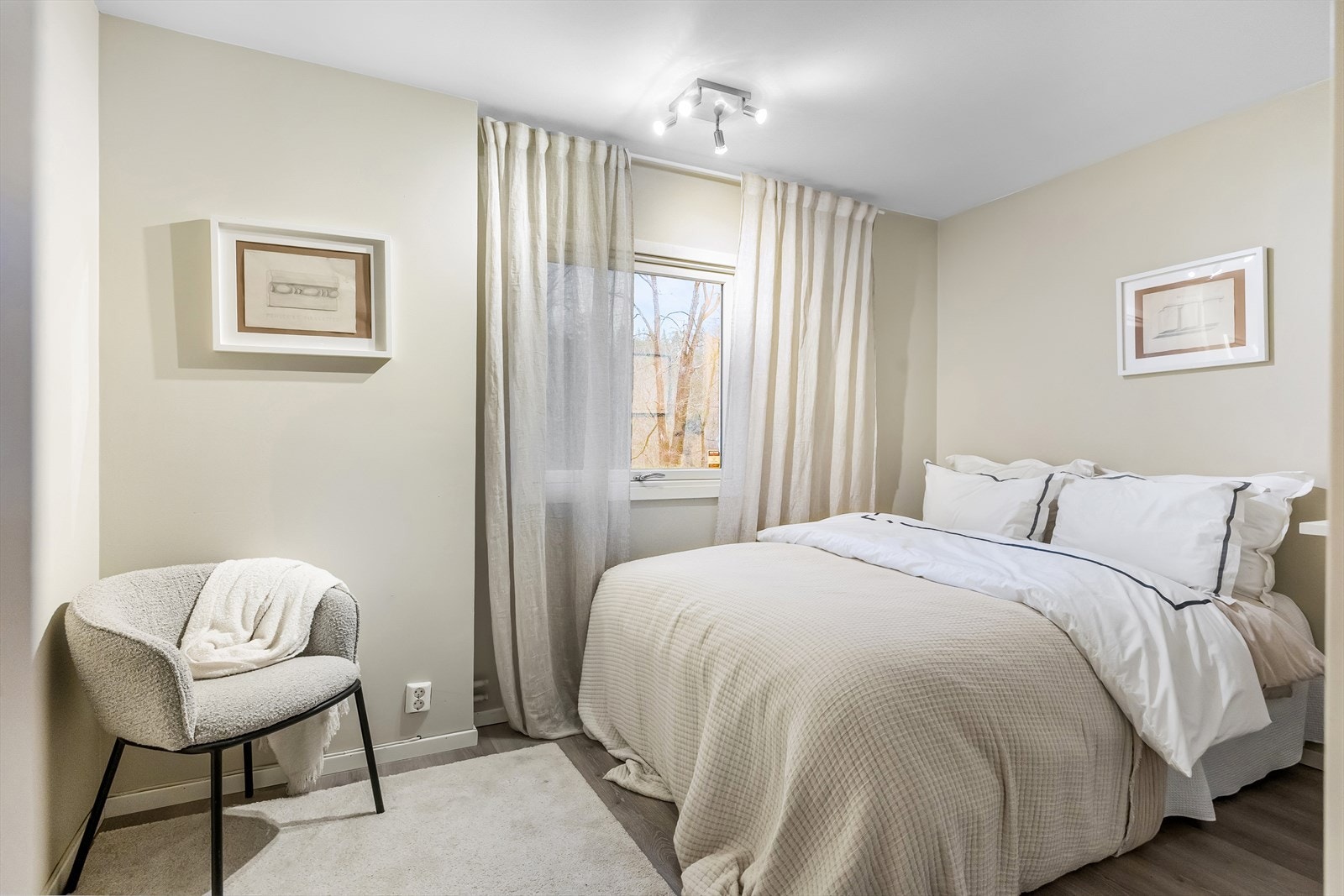 Leiligheten har to romslige soverom av cirka samme størrelse. Galleribilde