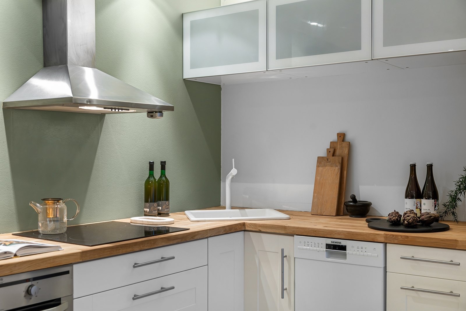 Kjøkkenet byr på integrert stekeovn, nedfelt platetopp med komfyrvakt og rustfri oppvaskkum med avrenningsfelt. Videre har kjøkkenet frittstående kjøl-/fryseskap og oppvaskmaskin. Galleribilde