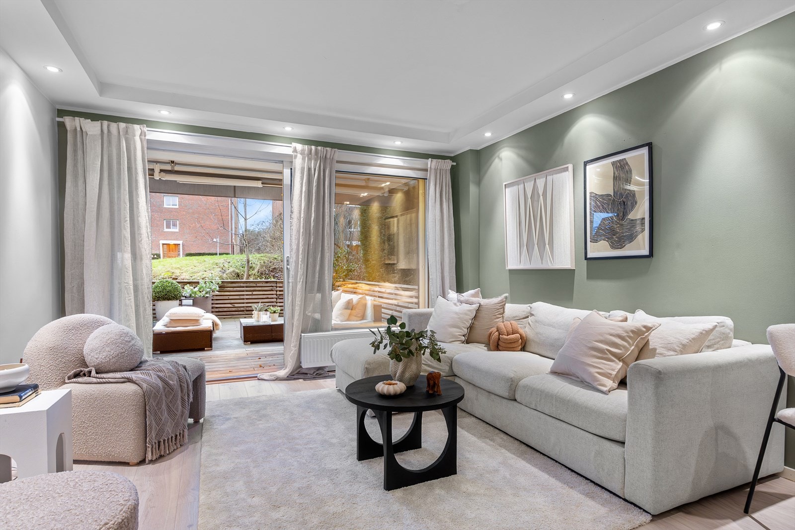 En attraktiv og gjennomgående 3-roms leilighet med flott terrasse på ca. 19 kvm og gode solforhold. Galleribilde