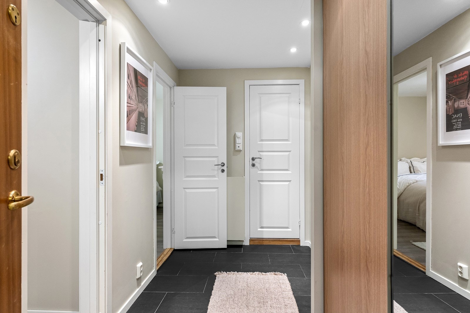 Romslig entré med praktiske fliser på gulvet. Her er det god plass til å sette fra seg sko og yttertøy i skyvedørsgarderobe med speil. Galleribilde