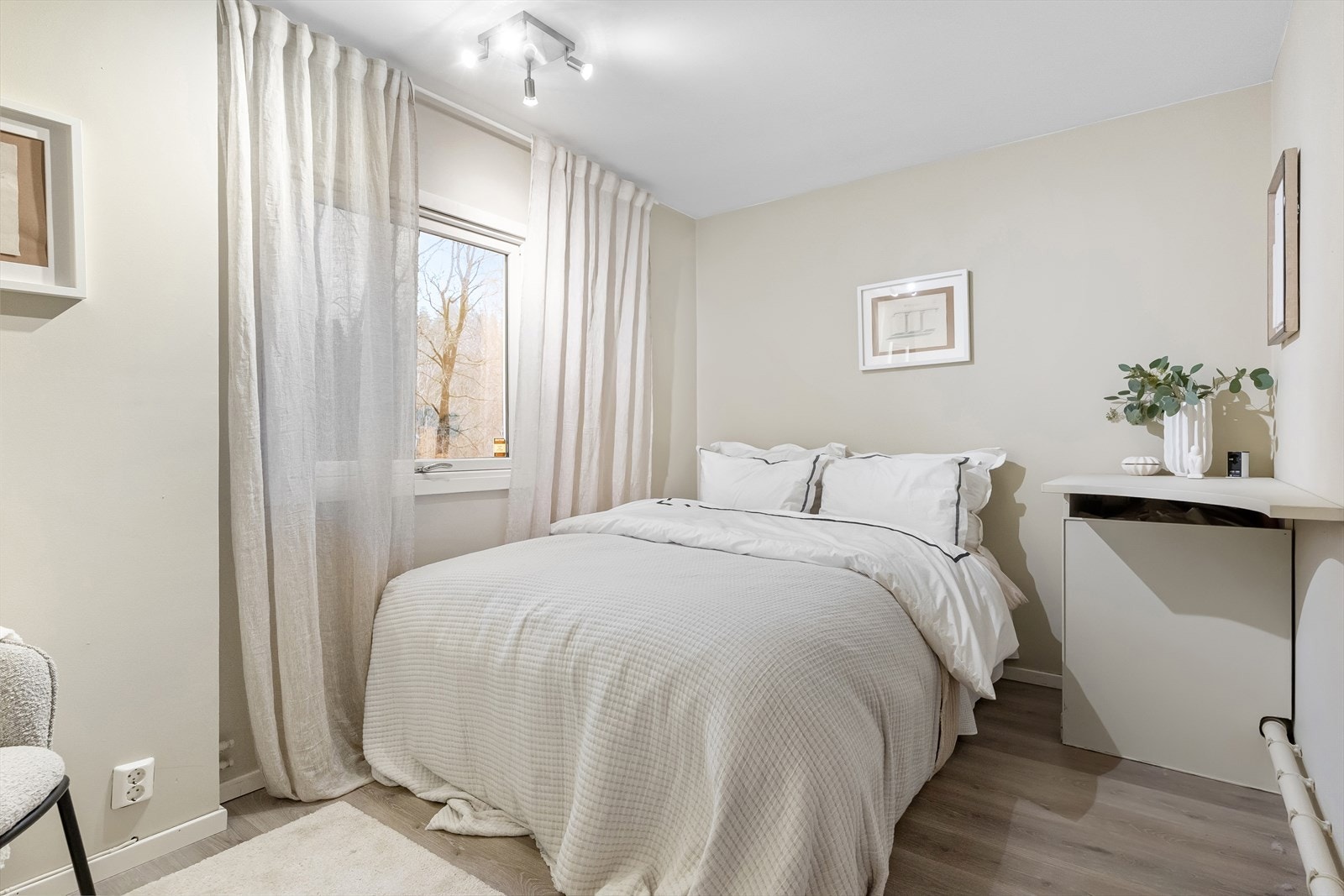 Begge rommene vender mot rolig bakhage og fungerer godt som hovedsoverom, gjesterom/barnerom eller kontor. Galleribilde