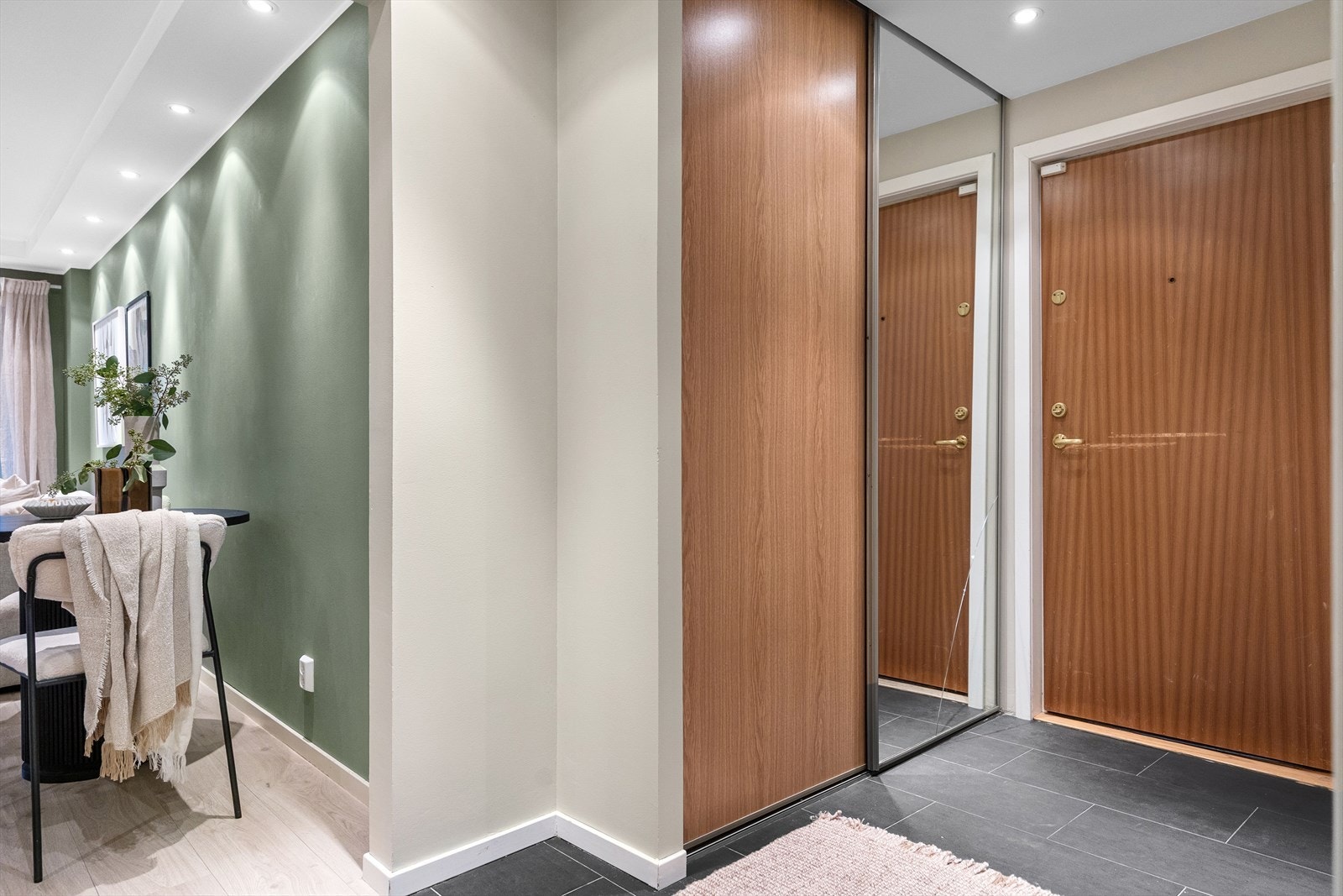 Fra stuen er det adkomst til entréen, som fører deg til leilighetens soverom og bad. Galleribilde