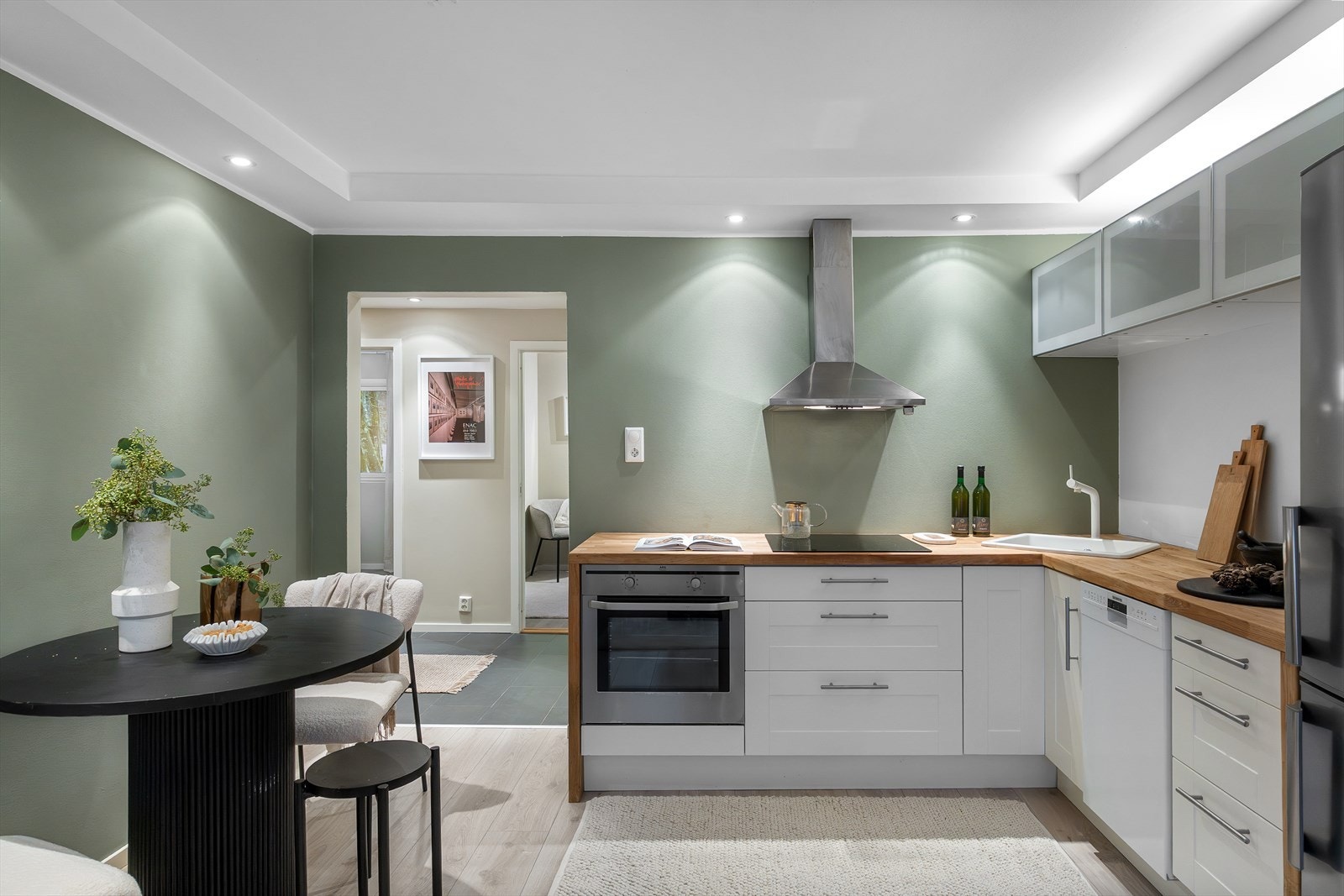 Her er det god plass til sofaseksjon, TV-benk og spiseplass. Galleribilde