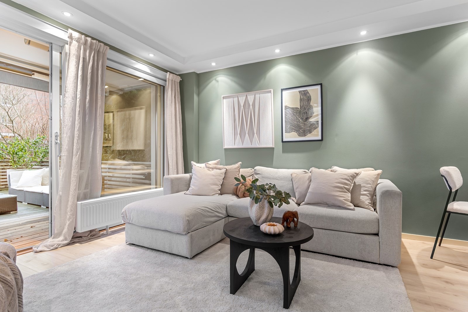 Det er også rikelig med lys fra store vindusflater med skyvedør ut til den flotte terrassen. Galleribilde