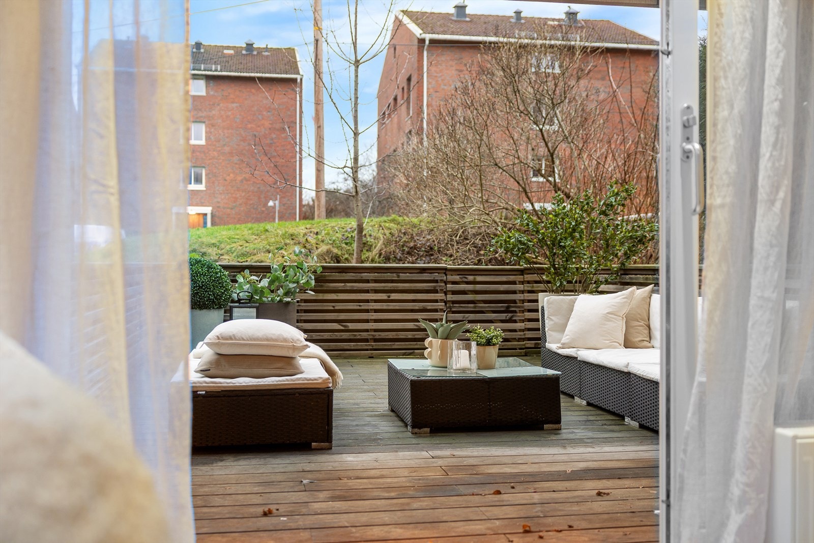 Terrassen vender mot syd, og byr på frodig utsyn. Galleribilde