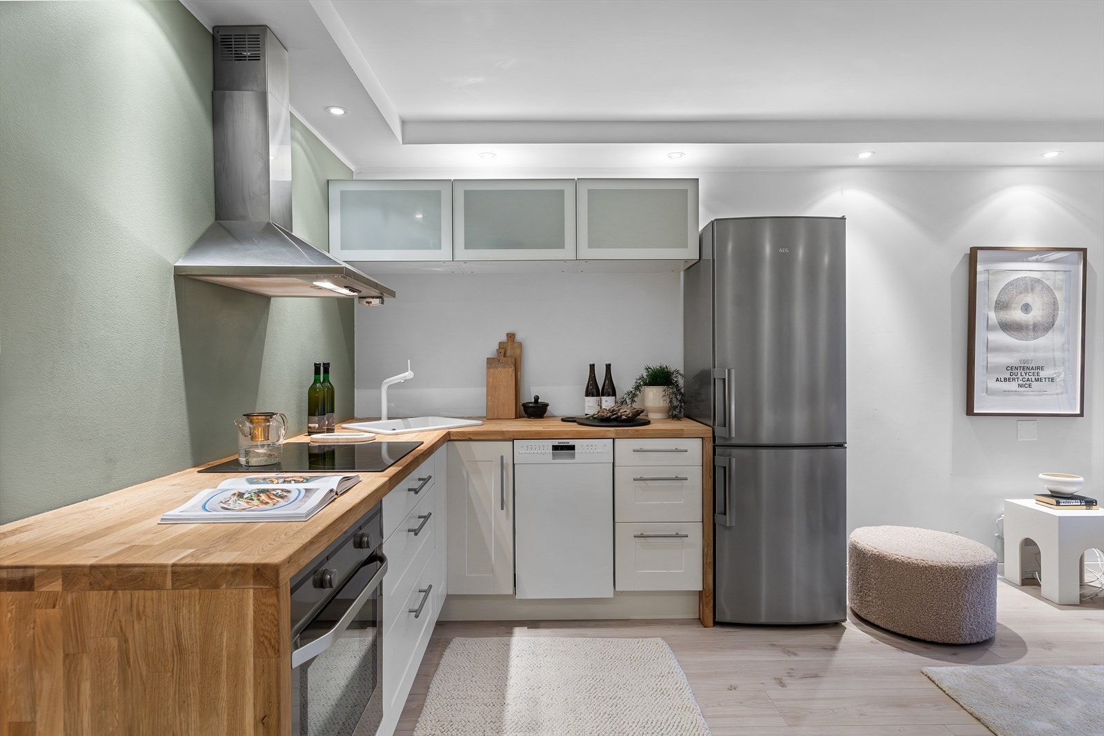 Pent og velholdt kjøkken fra 2018, med flott innredning i heltre samt benkeplate i heltre. Benkeplaten gir rikelig med arbeidsplass og ble pusset og lakket i 2025. Galleribilde