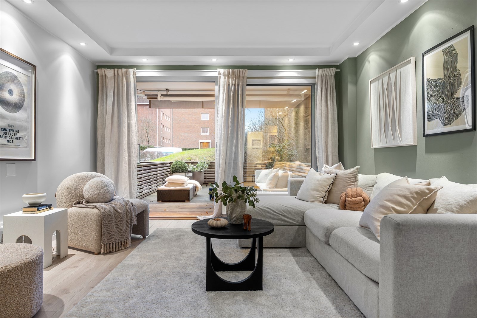 Stor og innbydende stue med pene overflater. Stilige spottekasser gir rommet ekstra karakter, samtidig som de sørger for god belysning. Galleribilde