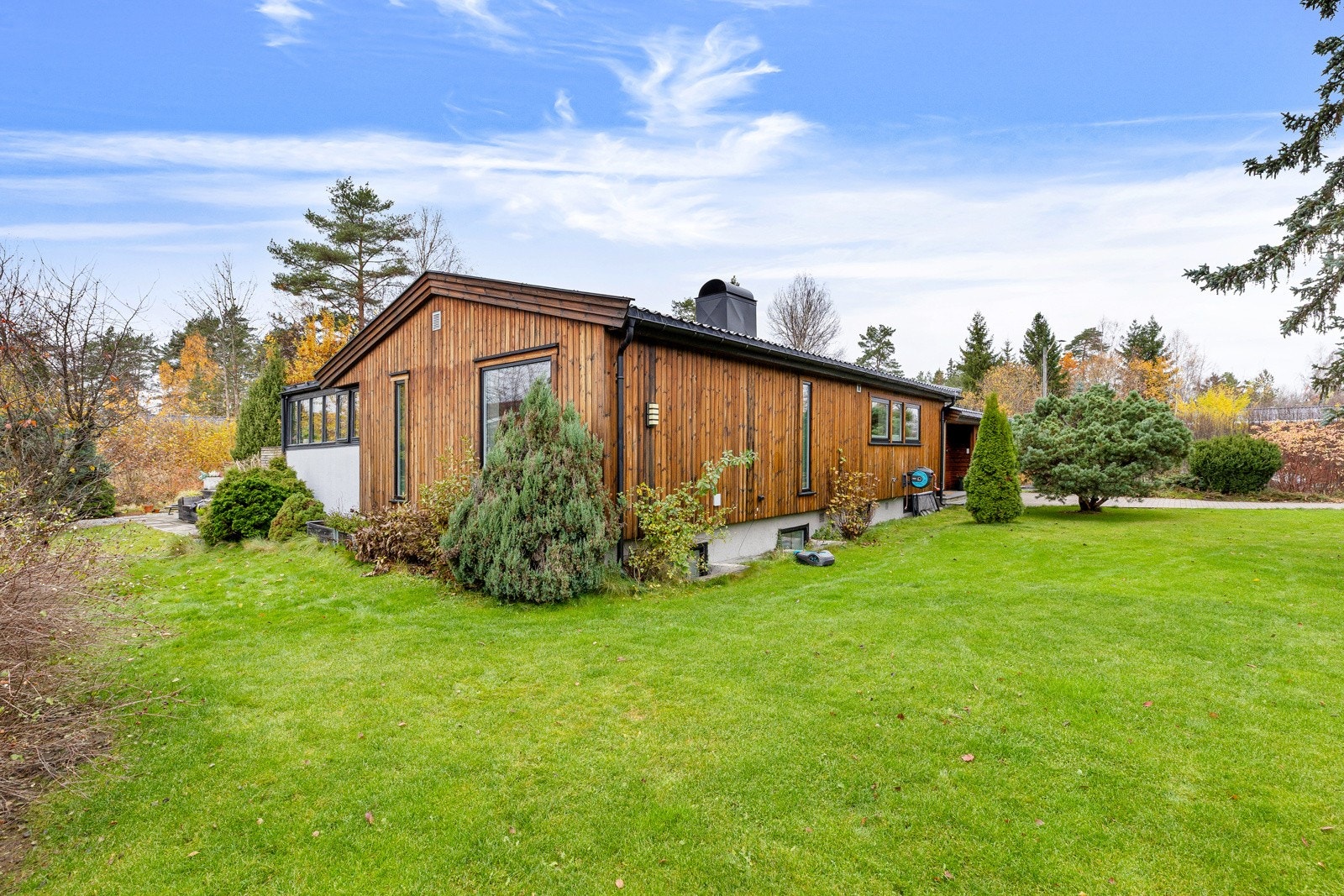 Eiendommen ligger usjenert til og har en solrik og lettstelt tomt på hele1525 kvm Galleribilde