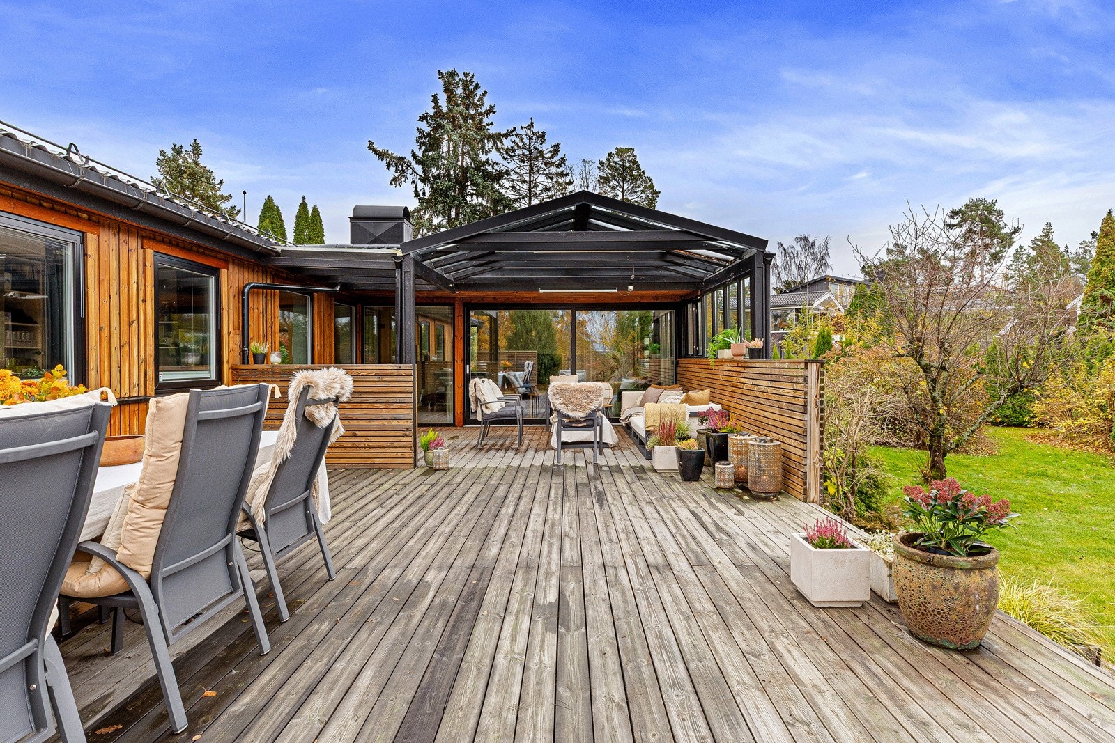 Vestvendt og solrik terrasse på hele 65 kvm. Deler av terrassen er overbygget og det er utgang direkte fra stuen Galleribilde