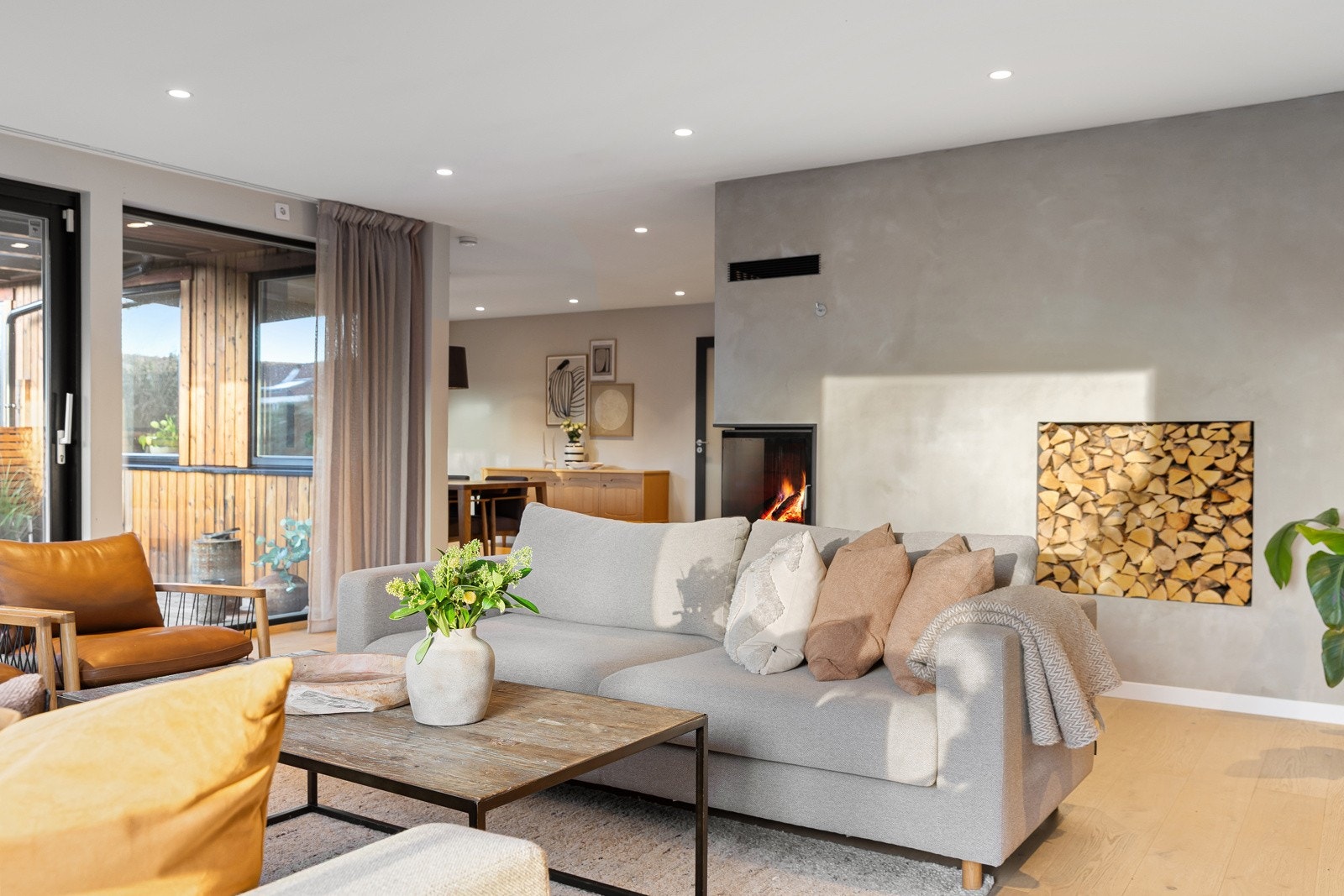 1. etasje: I stuen er det en stor flott peis i tillegg til oppbevaring for ved Galleribilde