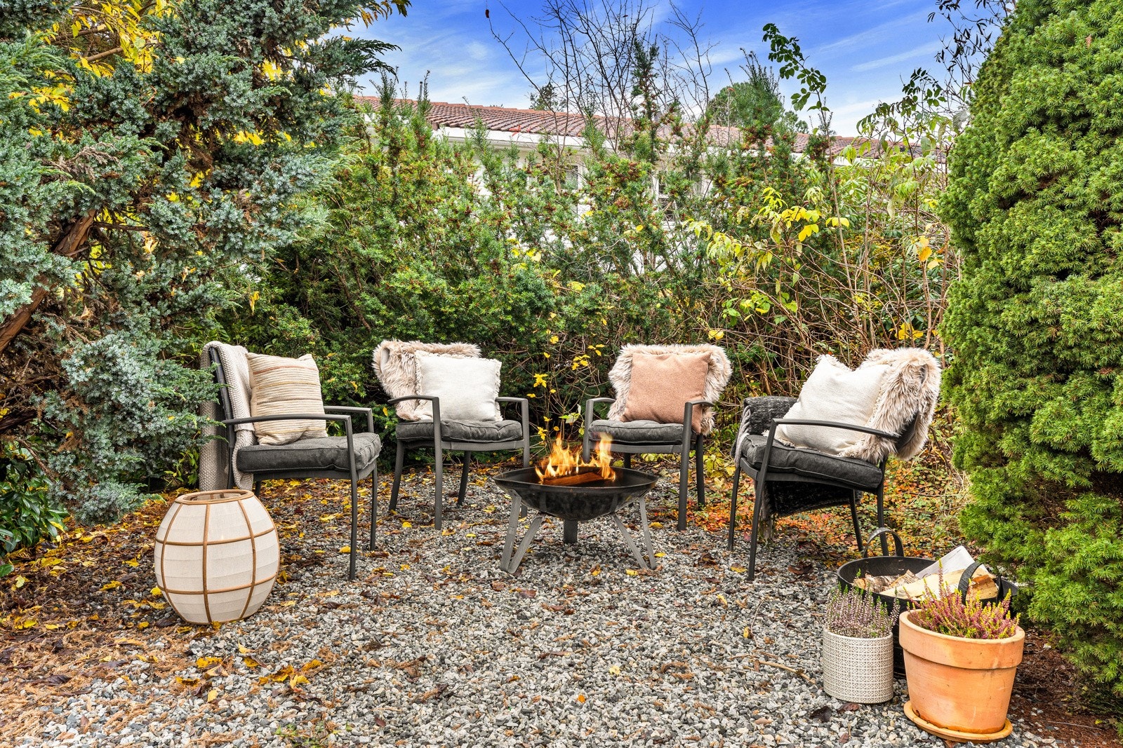 Nydelig uteplass ved bålpannen for familiehygge året rundt Galleribilde
