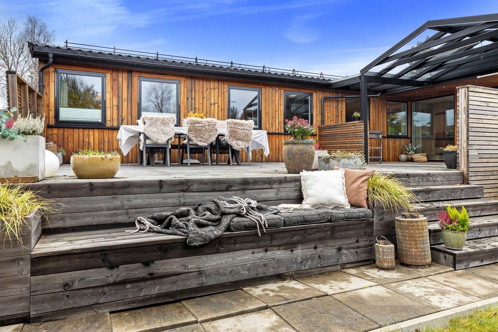 Hagen ligger usjenert og solrikt til med stor gressplen og en stor terrasse på hele 65 kvm Galleribilde