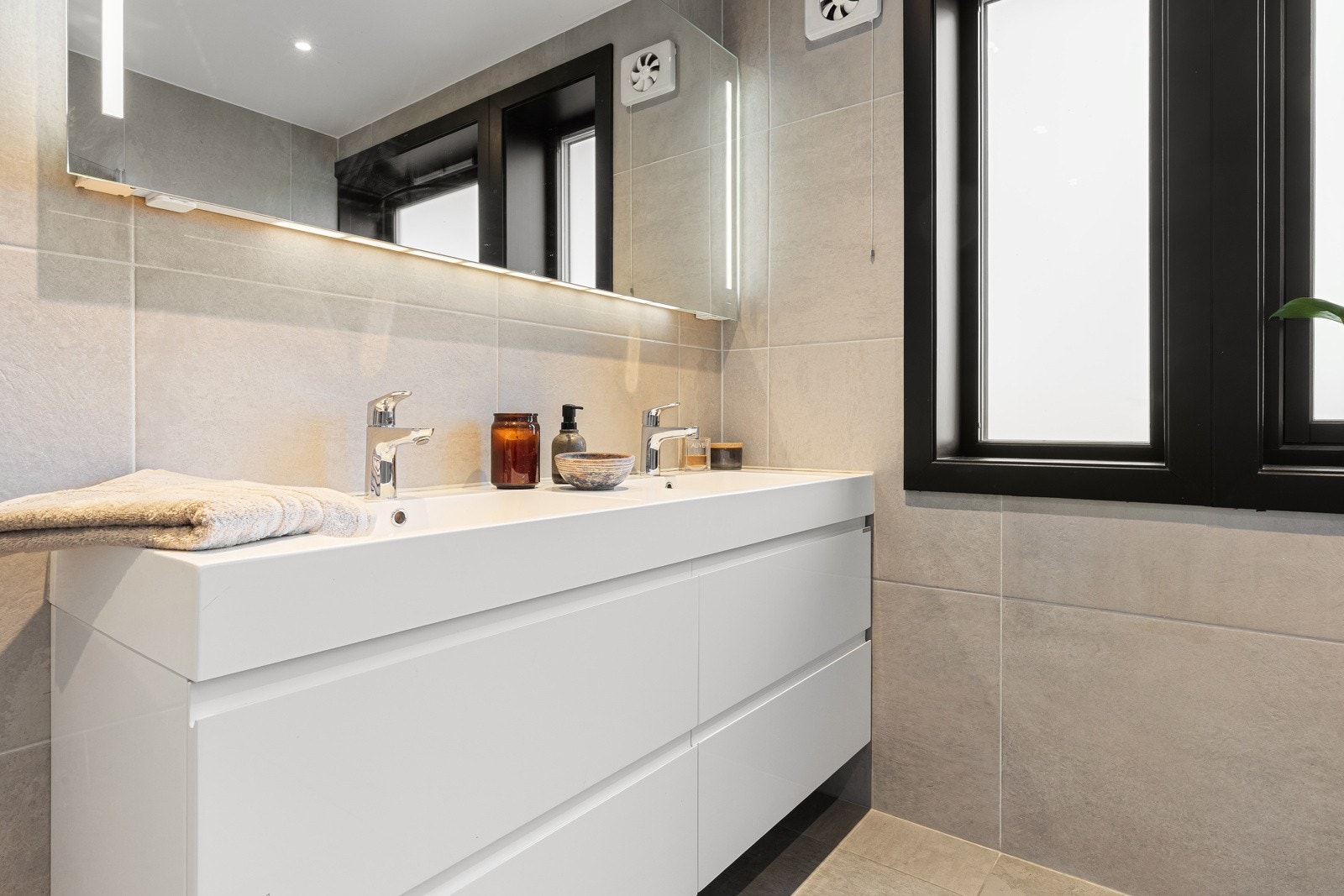 1. etasje: Stor baderominnredning samt speil med belysning Galleribilde