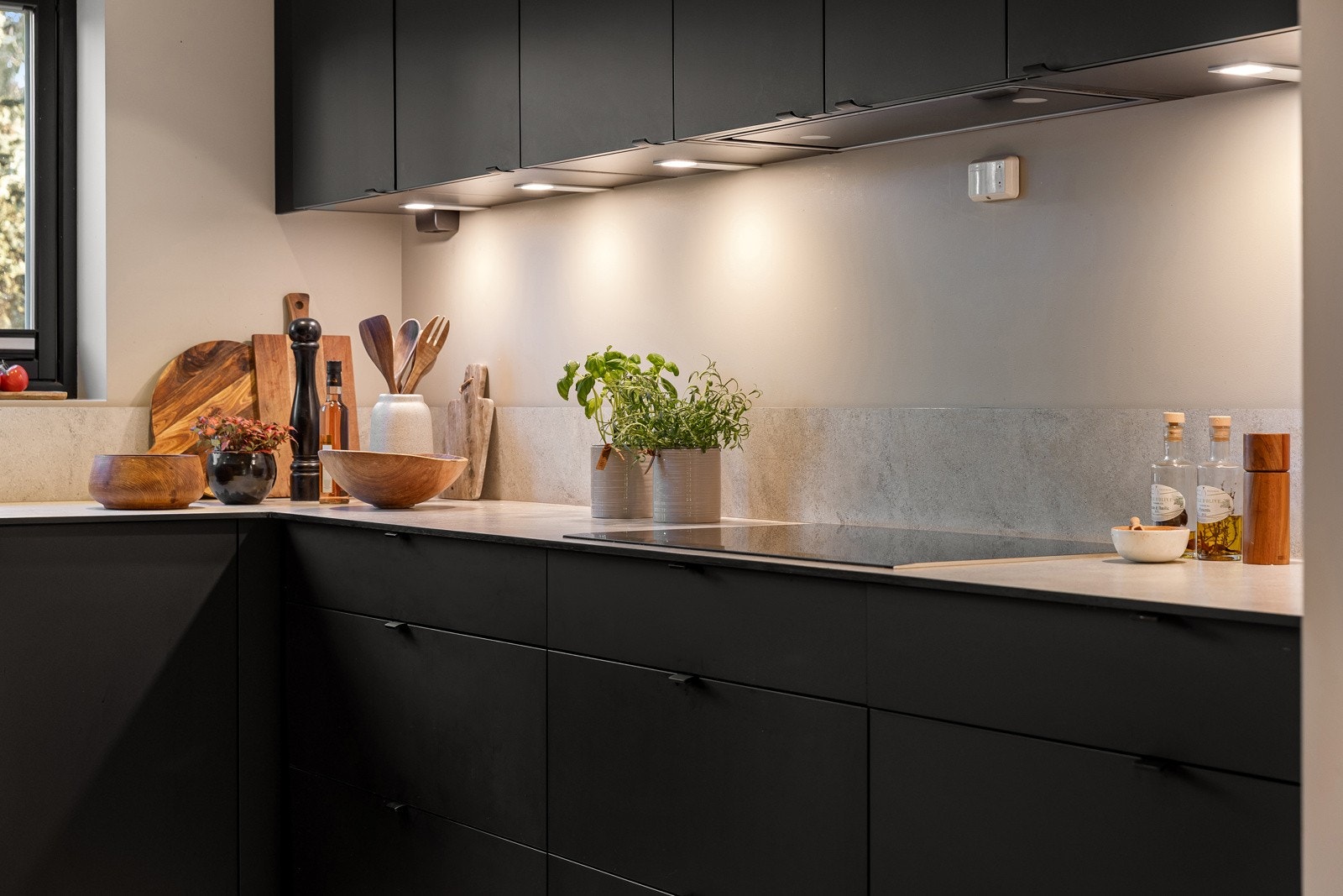 1. etasje: Det er rikelig med belysning under overskapene Galleribilde