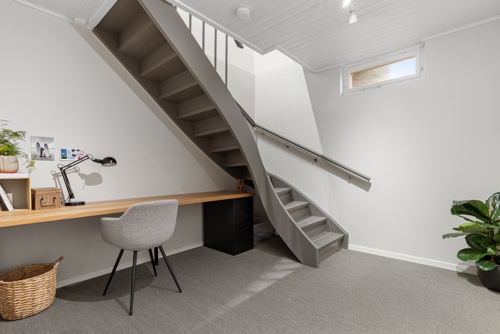 U. etasje: Fra boligen entrè går du trappen ned til boligens u. etasje Galleribilde