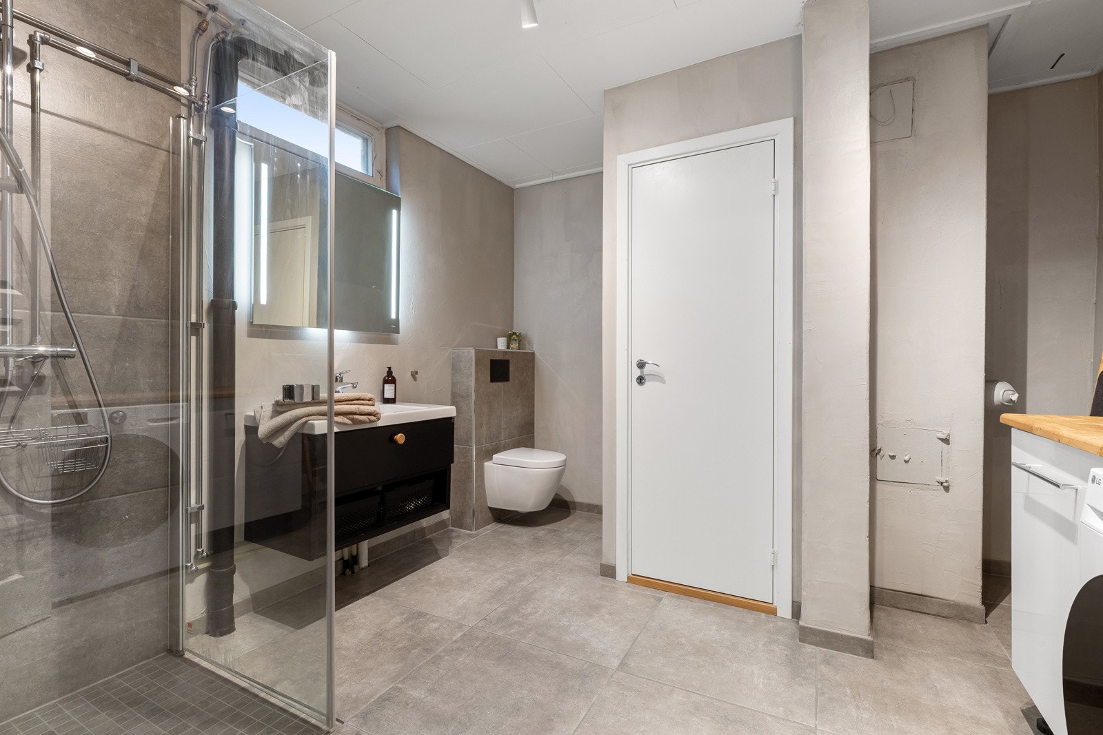 U. etasje: Stort bad kombinert med vaskerom Galleribilde