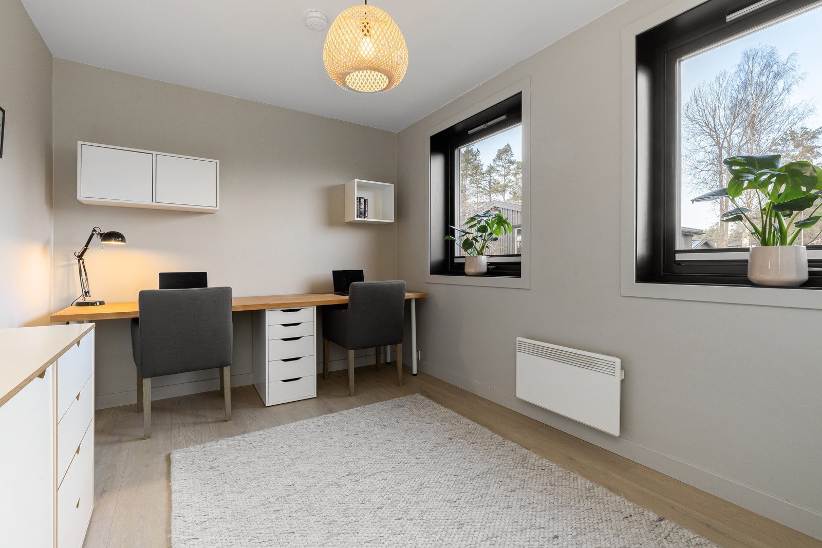 1. etasje: Soverom 3: Stort og flott soverom som selger i dag benytter som hjemmekontor Galleribilde