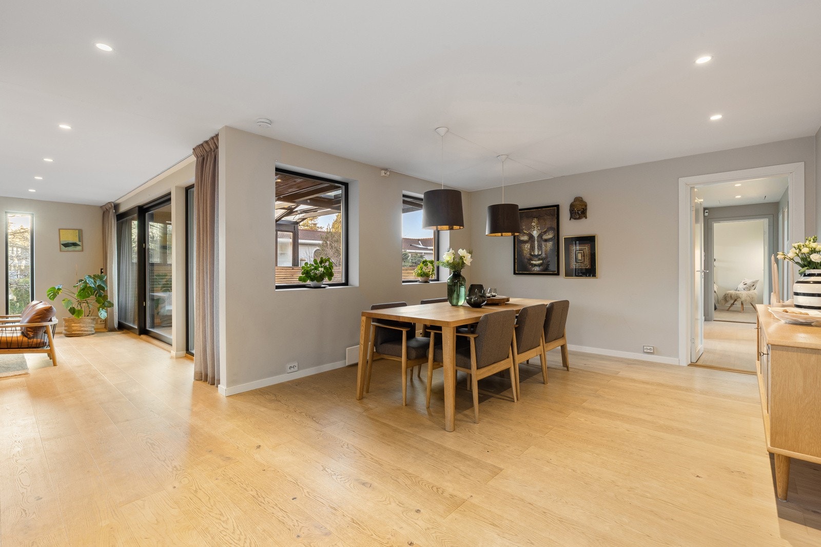 1. etasje: Spisestuen er stor og her kan du dekke på langbord til familie og venner Galleribilde