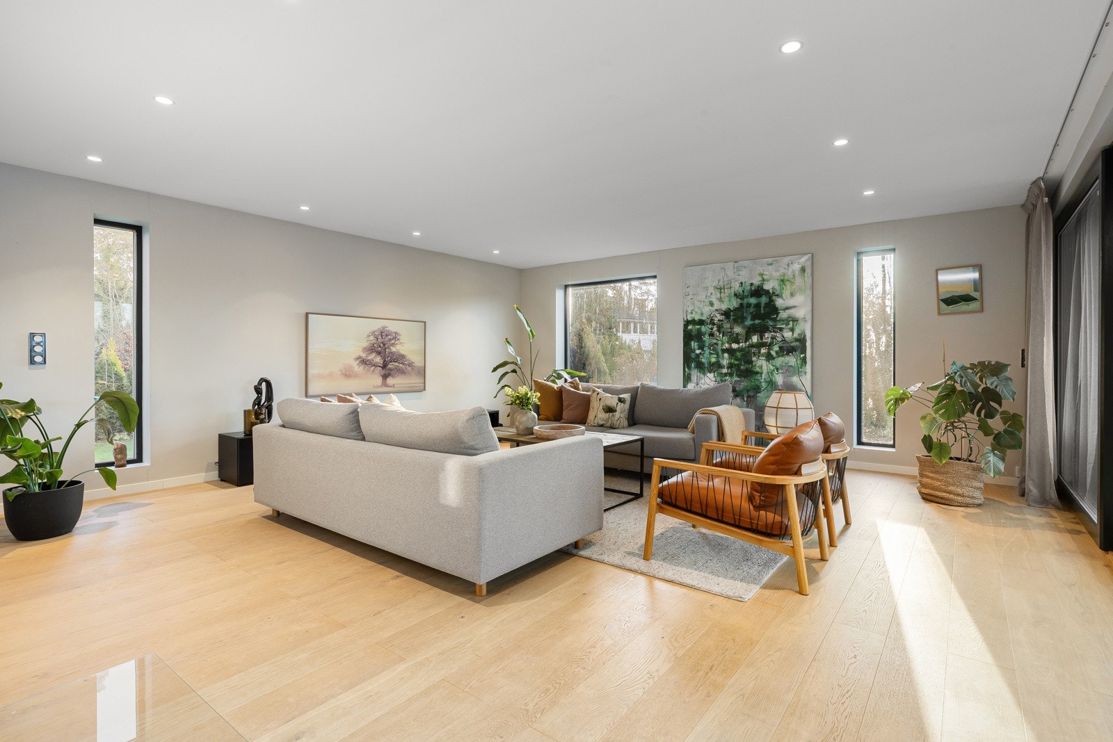 1. etasje: Det er montert downlights i taket Galleribilde