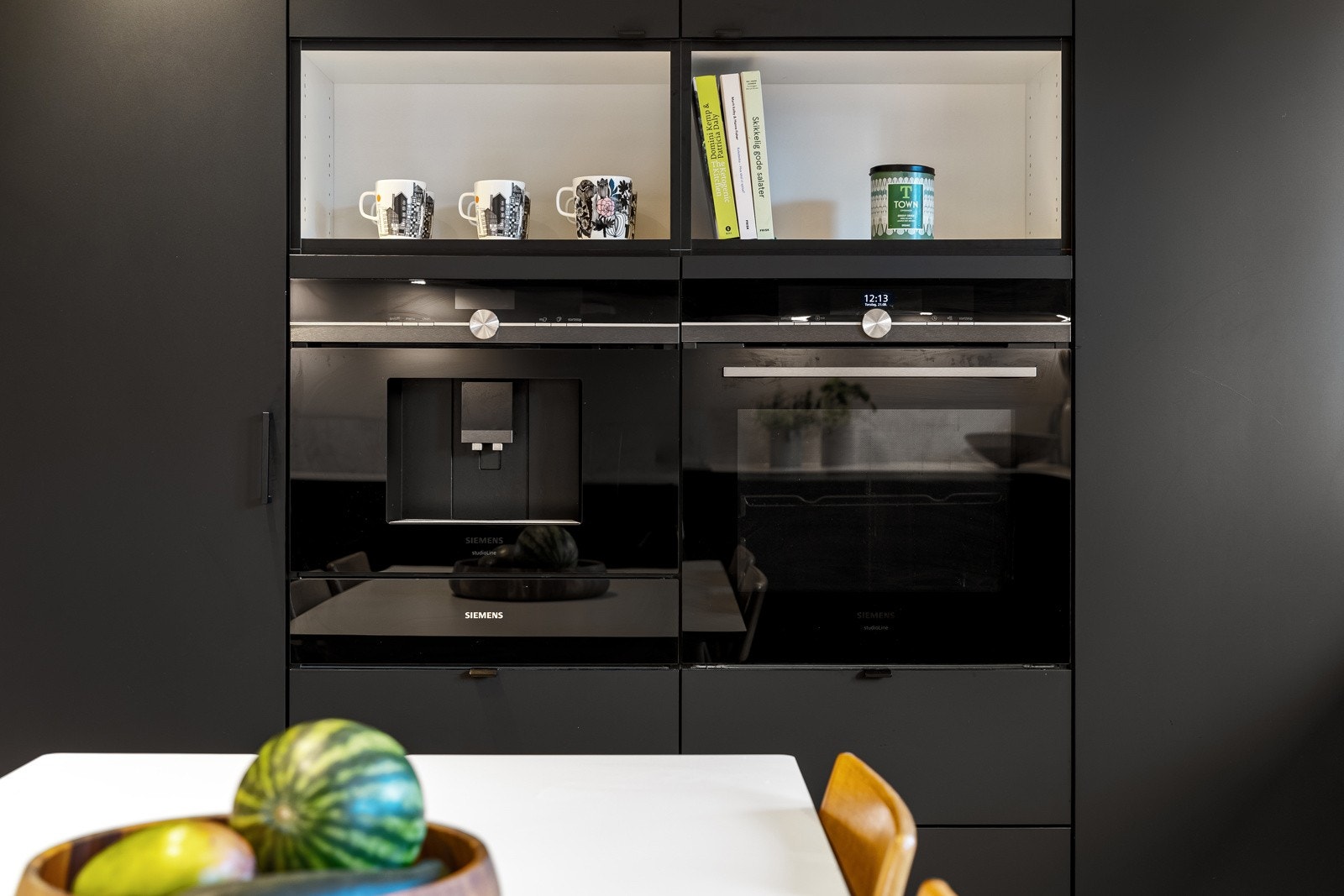 1. etasje: På kjøkkenet er det blant annet integrert kaffemaskin. I tillegg er det integrert kjøleskap, fryser tilkoblet vann til isbitmaskin, oppvaskmaskin, 90 cm bred platetopp, stekeovn og ventilator Galleribilde