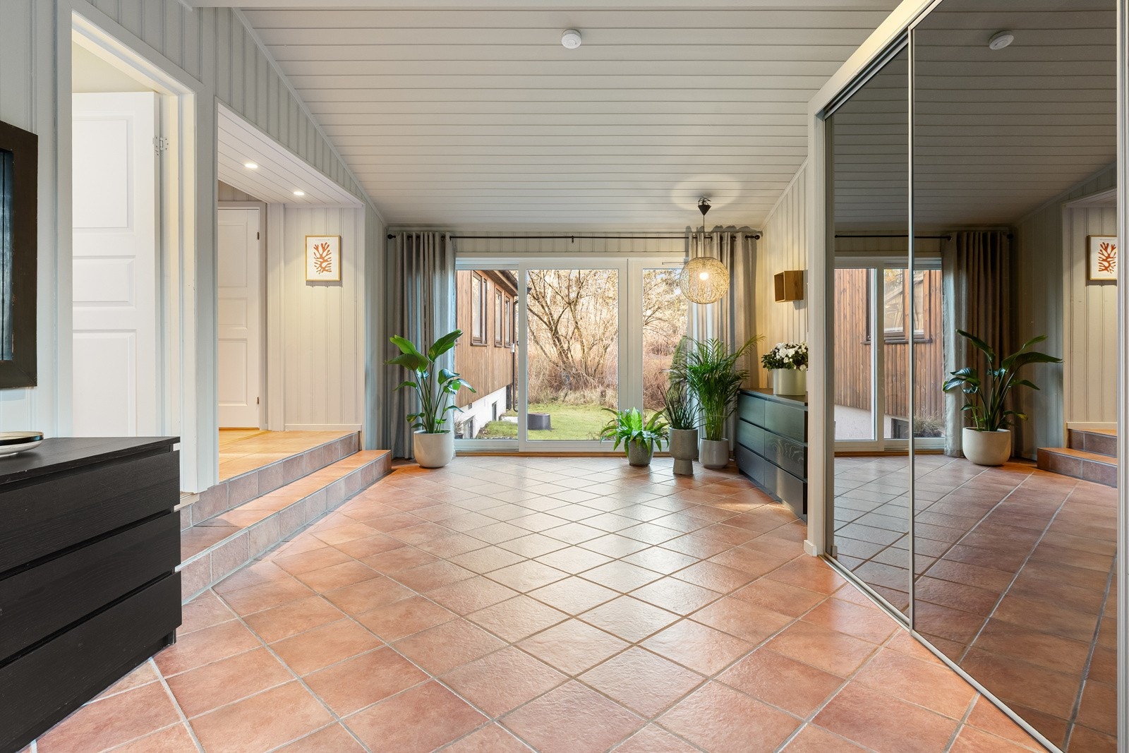 1. etasje: Når du kommer inn i boligen blir du møtt av en stor og luftig entrè. Her er det skyvedør med utgang til hagen i tillegg til en stor skyvedørsgarderobe. Galleribilde