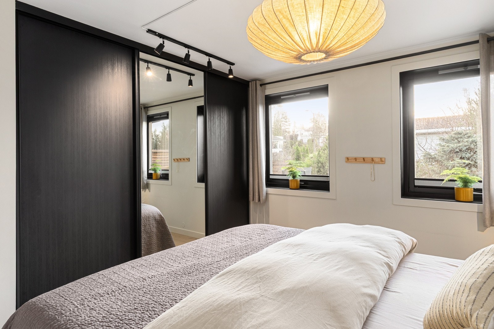 1. etasje: Soverom 2: På hovedsoverommet er det rikelig med garderobeplass Galleribilde