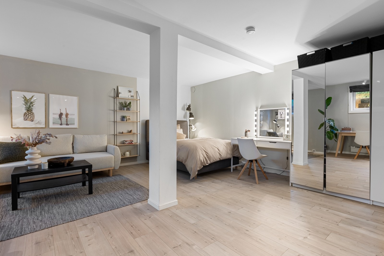 U. etasje. Rom benyttet som soverom: I tillegg er det rikelig med gardeobeplass Galleribilde