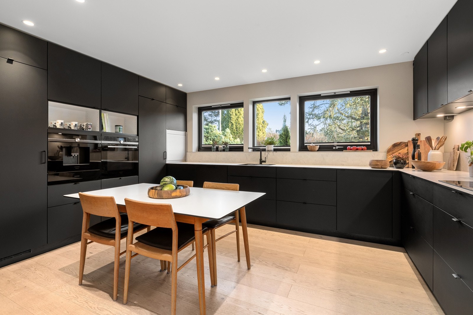 1. etasje: Stort og flott kjøkken med mye benkeplass som gjør det svært praktisk å lage mat Galleribilde