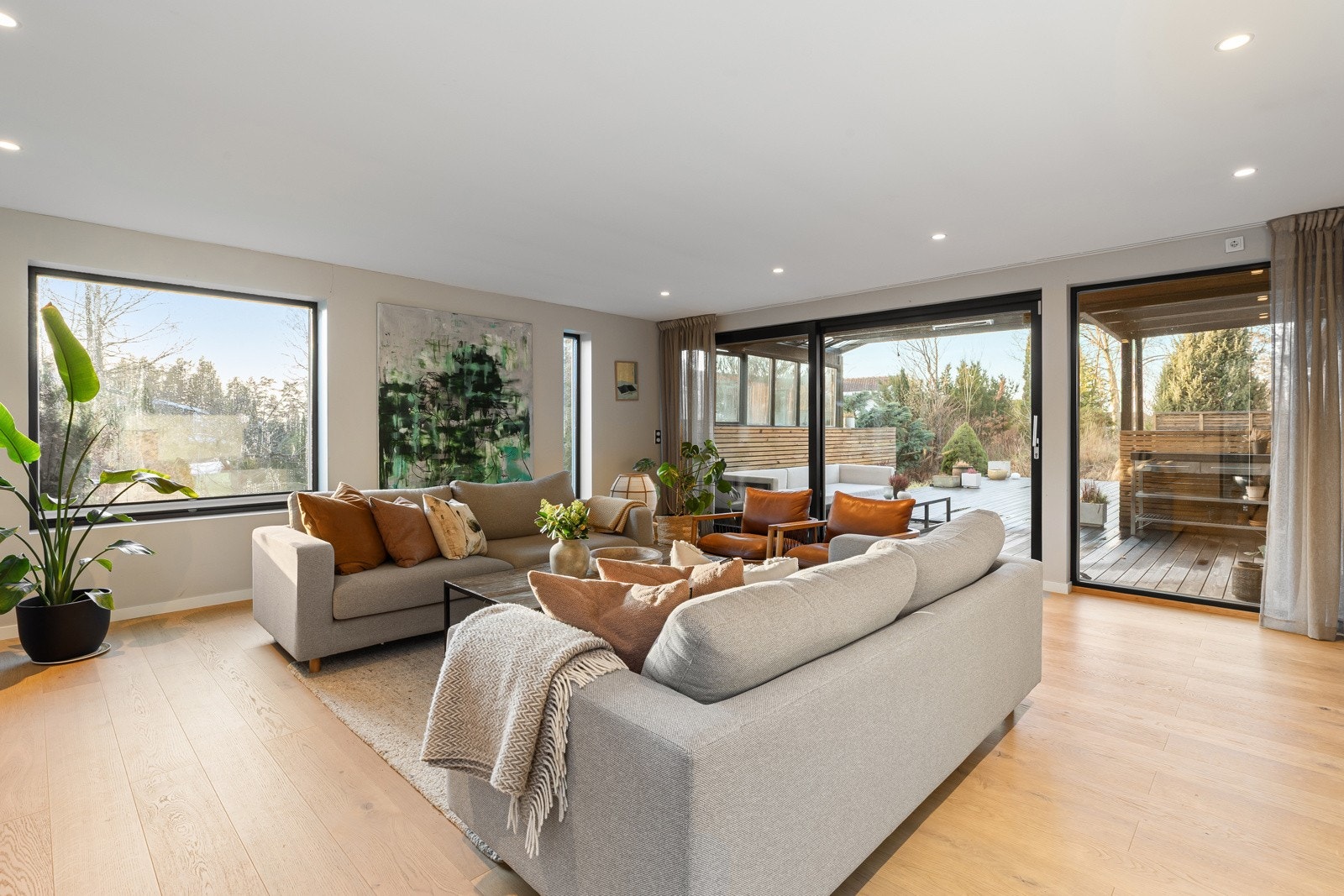 1. etasje: Fra stuen er det direkte utgang til en stor og delvis overbygget terrasse på hele 65 kvm. Galleribilde