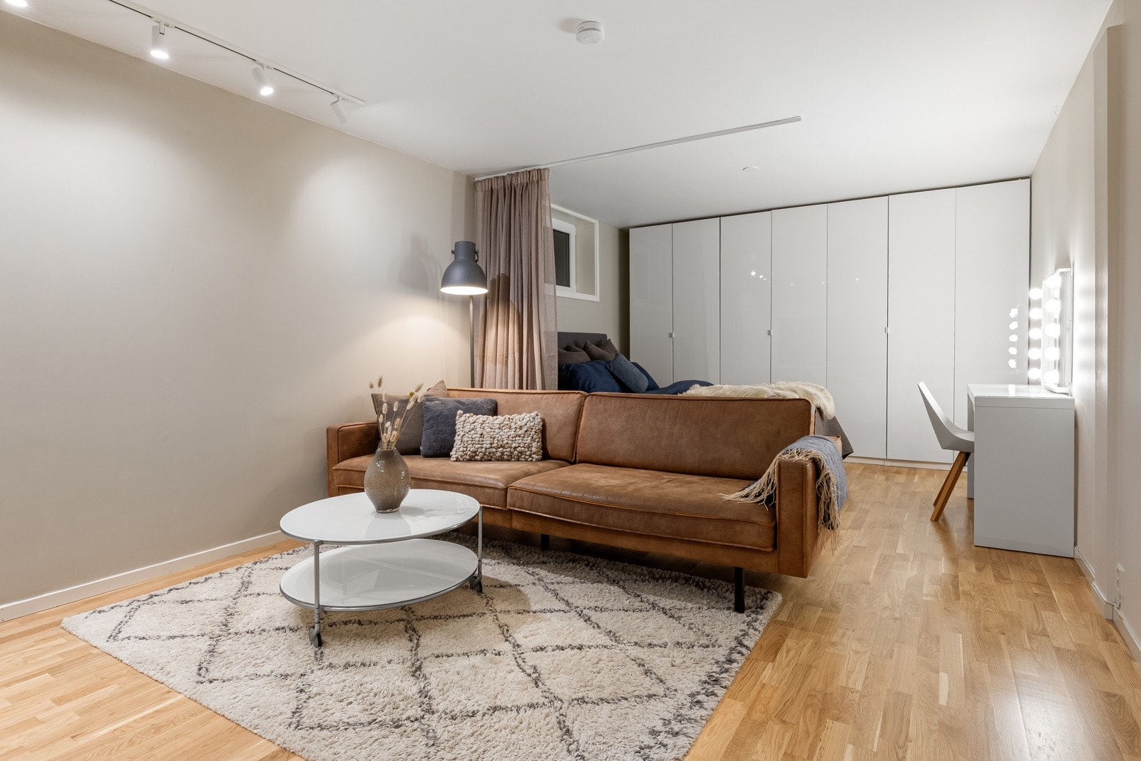 U. etasje. Rom benyttet som kjellerstue: Et fantastisk flerbruksrom, enten du vil ha hjemmekino, treningsrom eller aktivitetsrom for barna Galleribilde