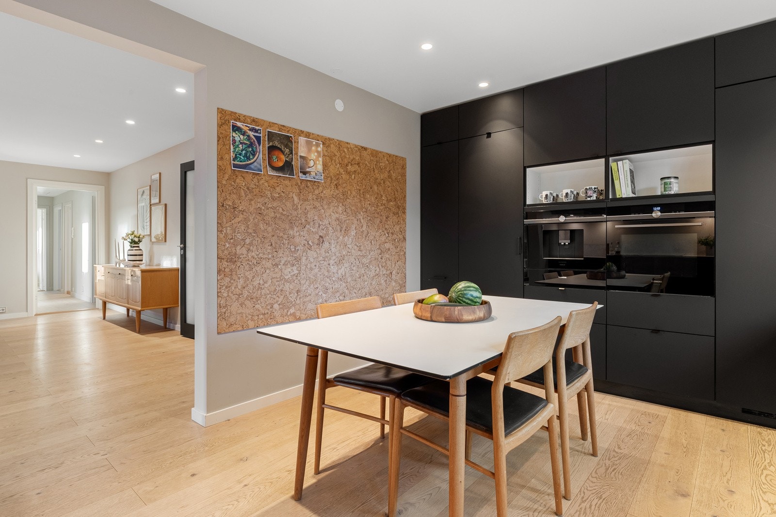 1. etasje: På kjøkkenet er det egen spiseplass slik at barna kan gjøre lekser mens middagen lages Galleribilde