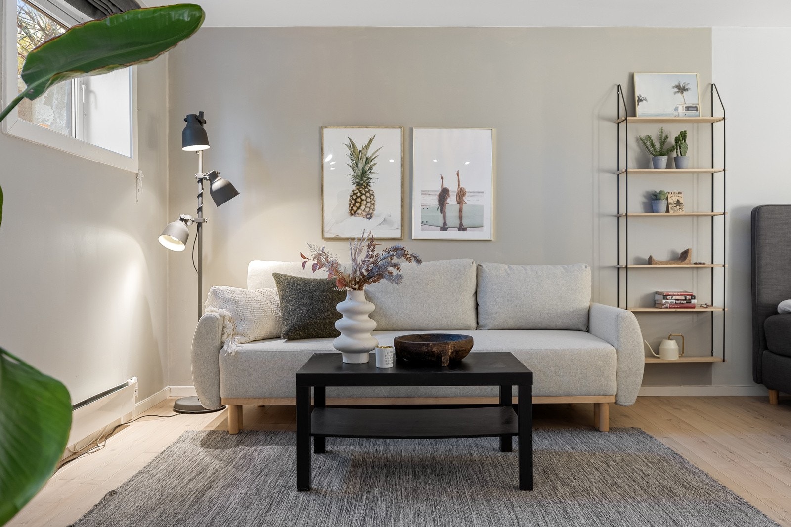 U. etasje. Rom benyttet som soverom: Her har du god plass til både seng og sofa Galleribilde