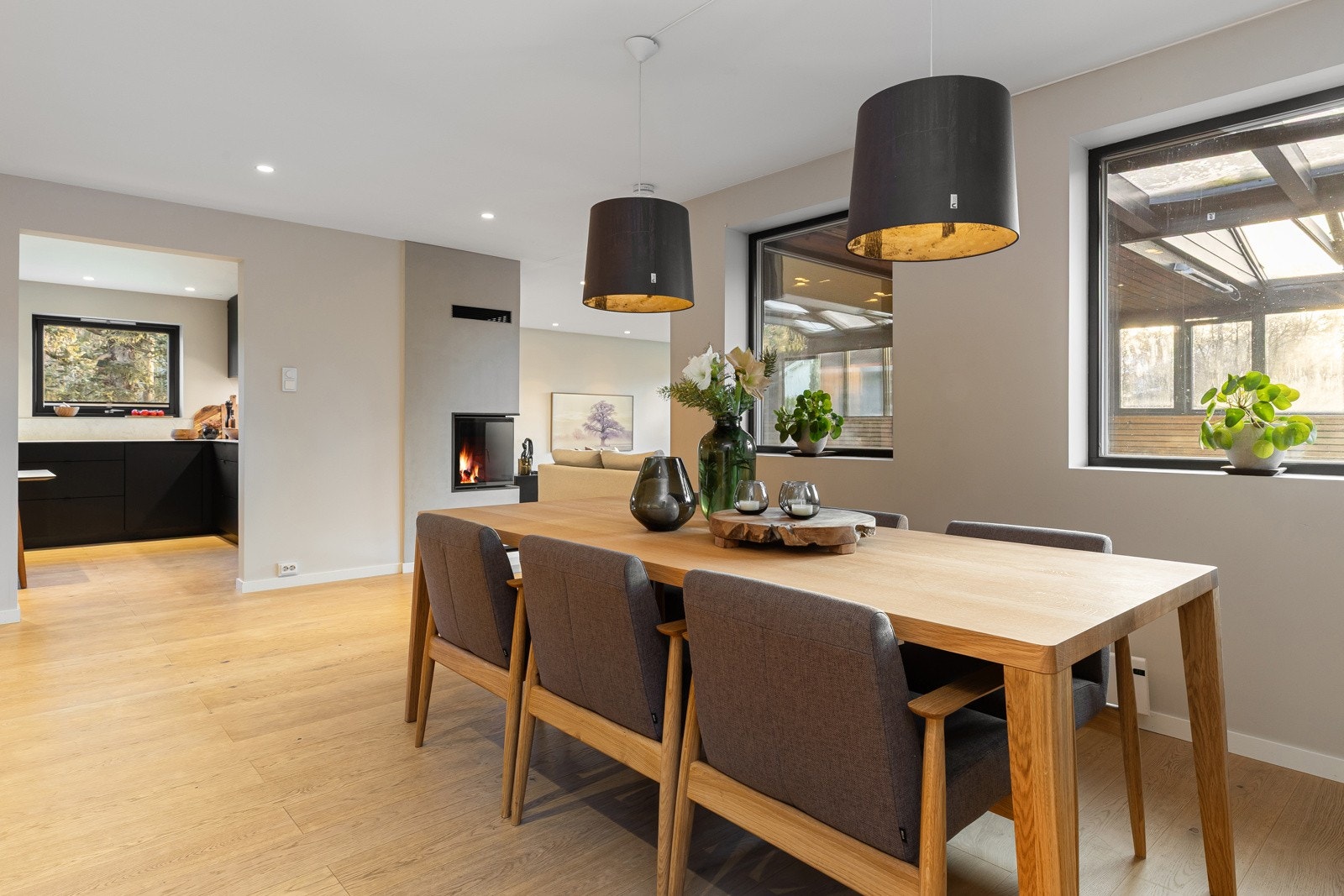 1. etasje: Spisestue ligger i tilknytning til kjøkken Galleribilde