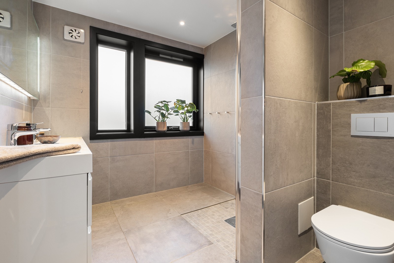 1. etasje: Stort og flott bad. Flislagt gulv med varmekabler. Badet ligger praktisk plassert i soveromsfløyen Galleribilde