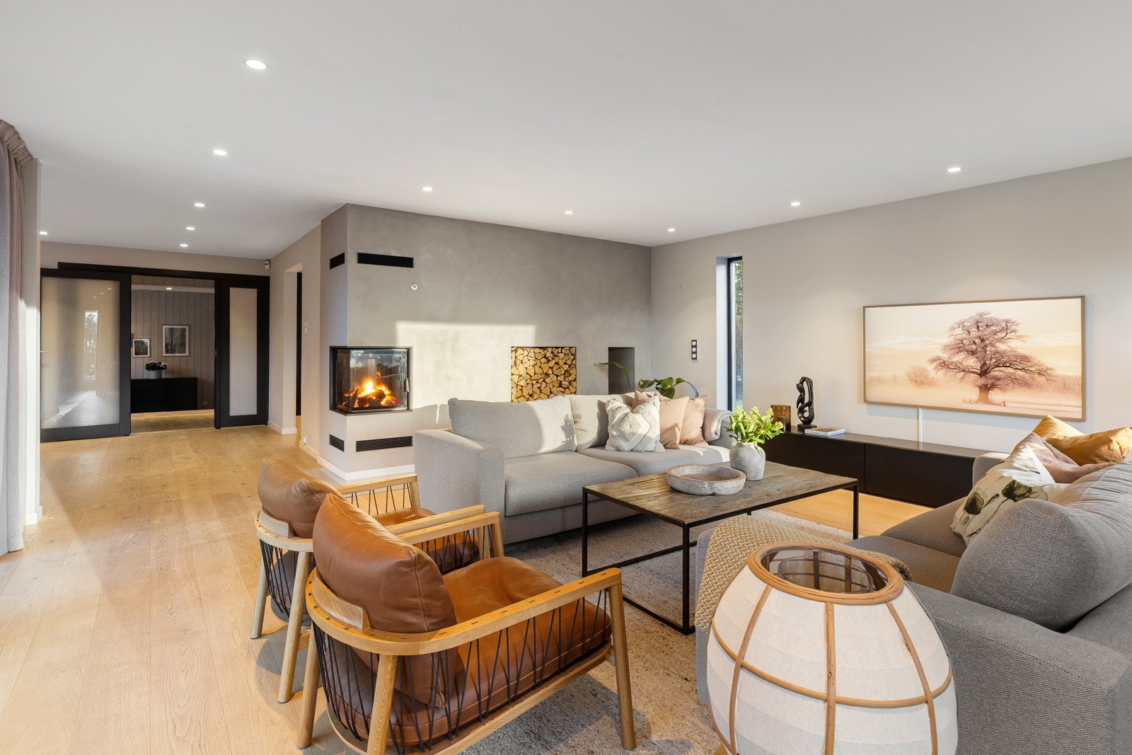 1. etasje: Stuen er stor og overflatene er i moderne farger og materialvalg Galleribilde