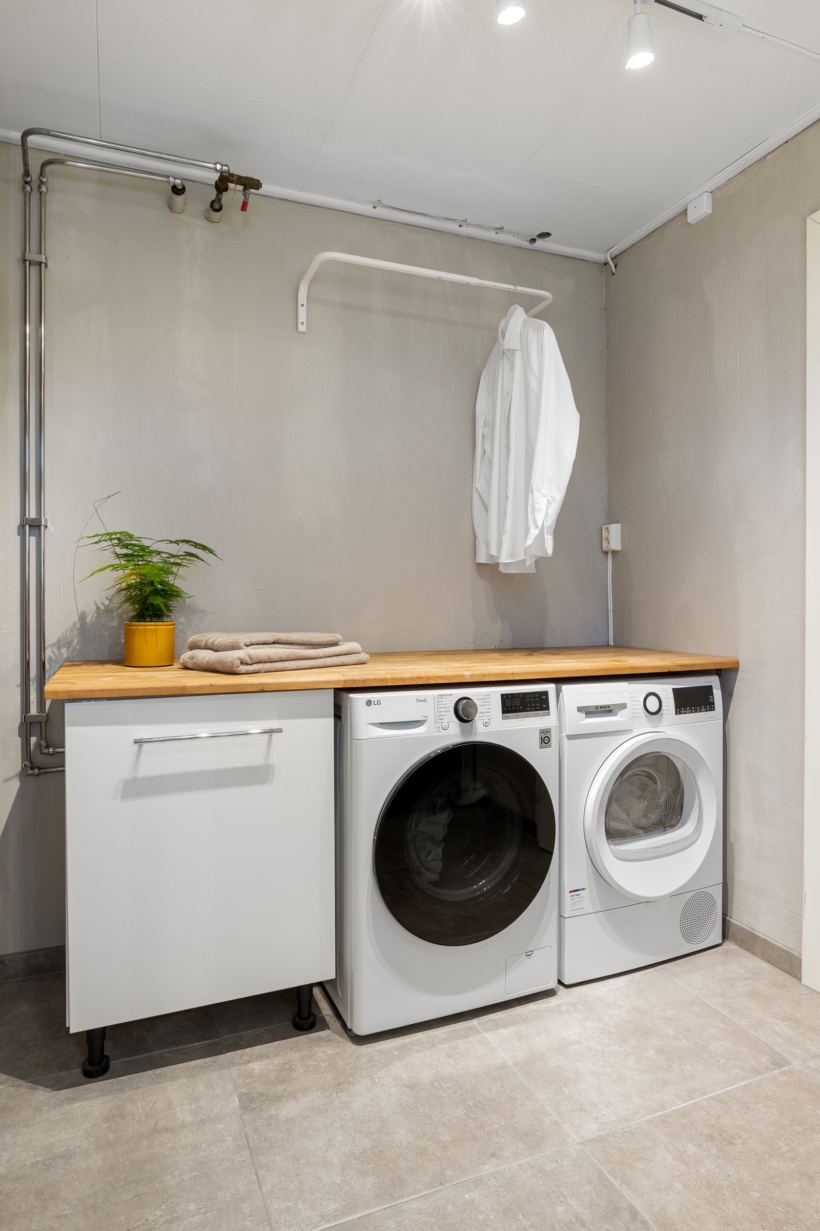 U. etasje. På det store badet er det opplegg for vaskemaskin og tørketrommel Galleribilde