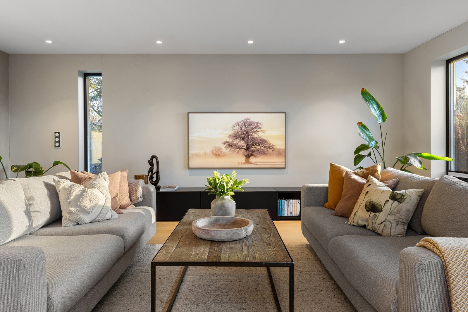 1. etasje: Boligen har en stor stue og spisestue som er praktisk delt opp i soner. I tillegg er det rikelig med vinduer som slipper lyset inn Galleribilde