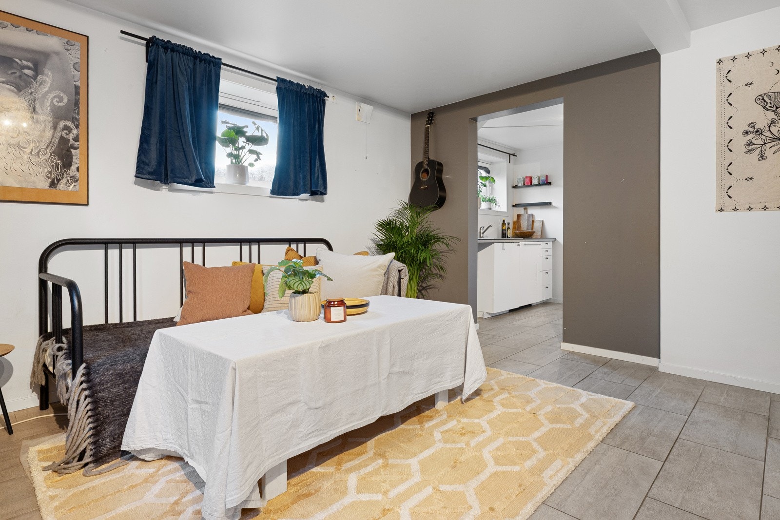 U. etasje. Utleiedel: Selger har innredet deler av boligen u. etasje med hybel. Bilde tatt fra stuen Galleribilde