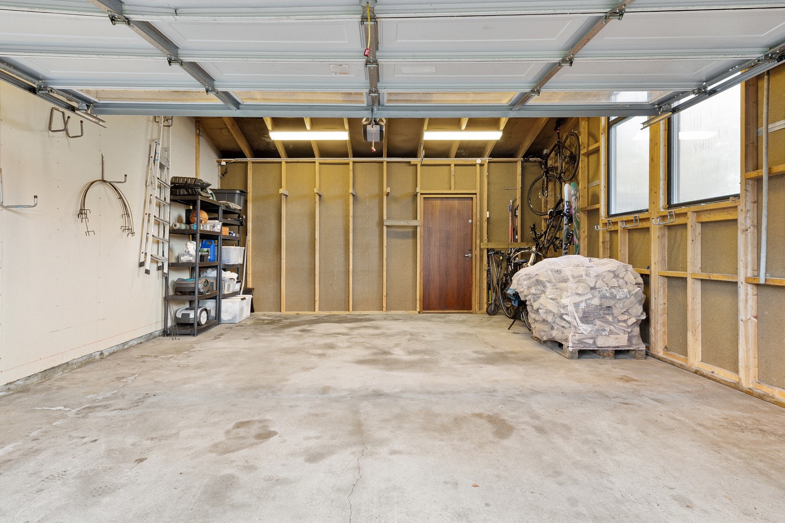 Boligen har integrert dobbelgarasje med masse oppbevaringsplass. Det er montert el-billader i garasjen Galleribilde