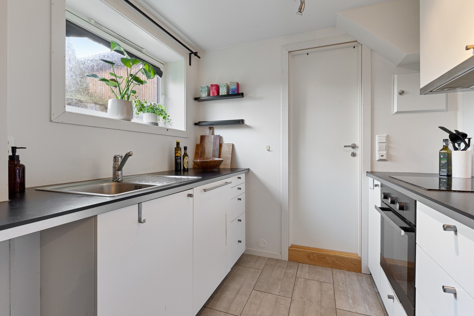 U. etasje. Utleiedel: Praktisk og flott kjøkken Galleribilde