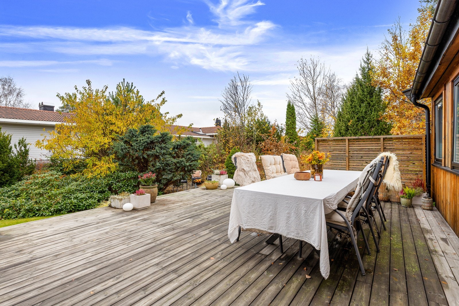 Terrassen ligger usjenert til med gode solforhold Galleribilde