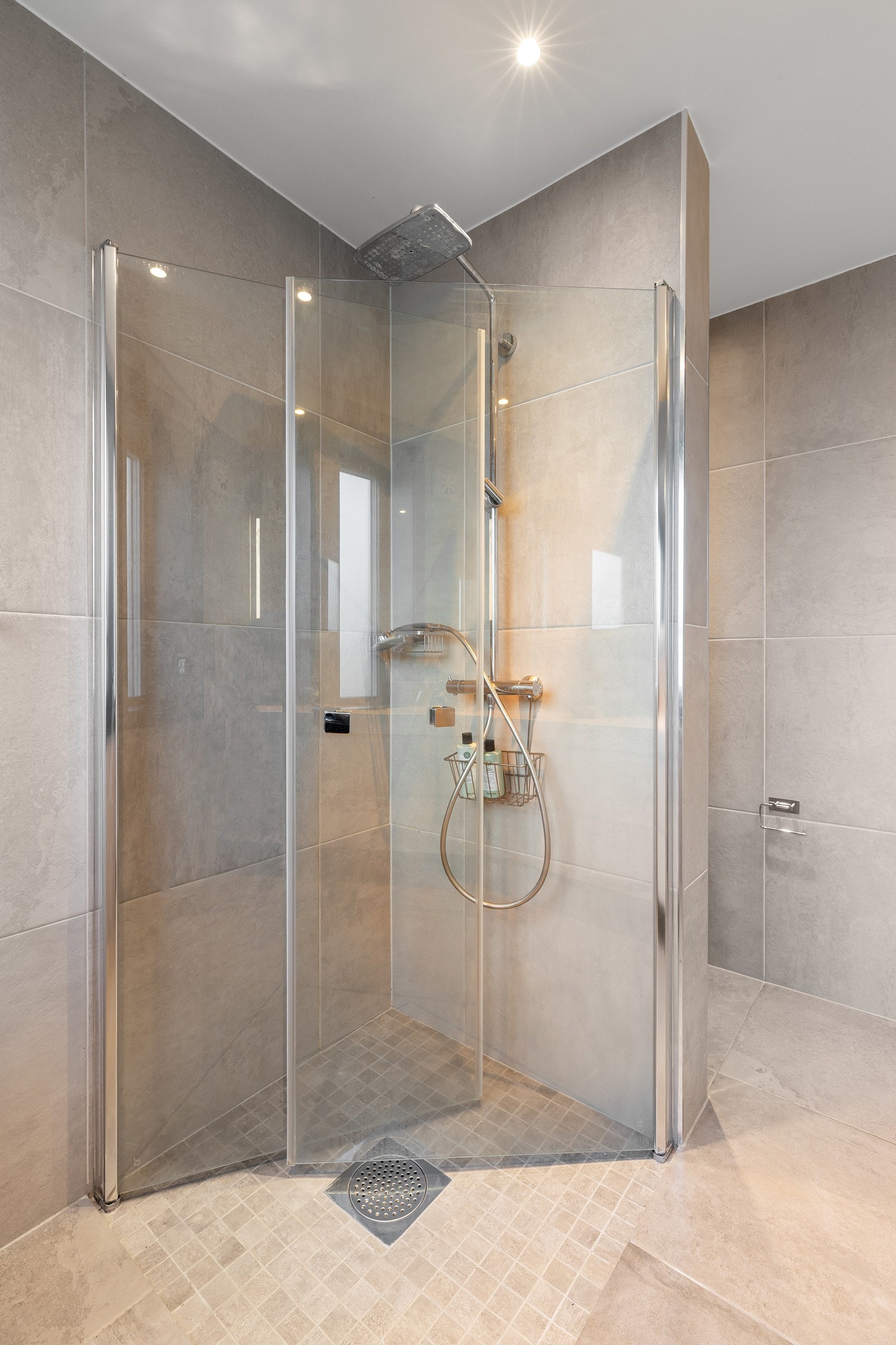 1. etasje: Dusjhjørne med innfellbare dusjvegger. Rikelig med downlights Galleribilde