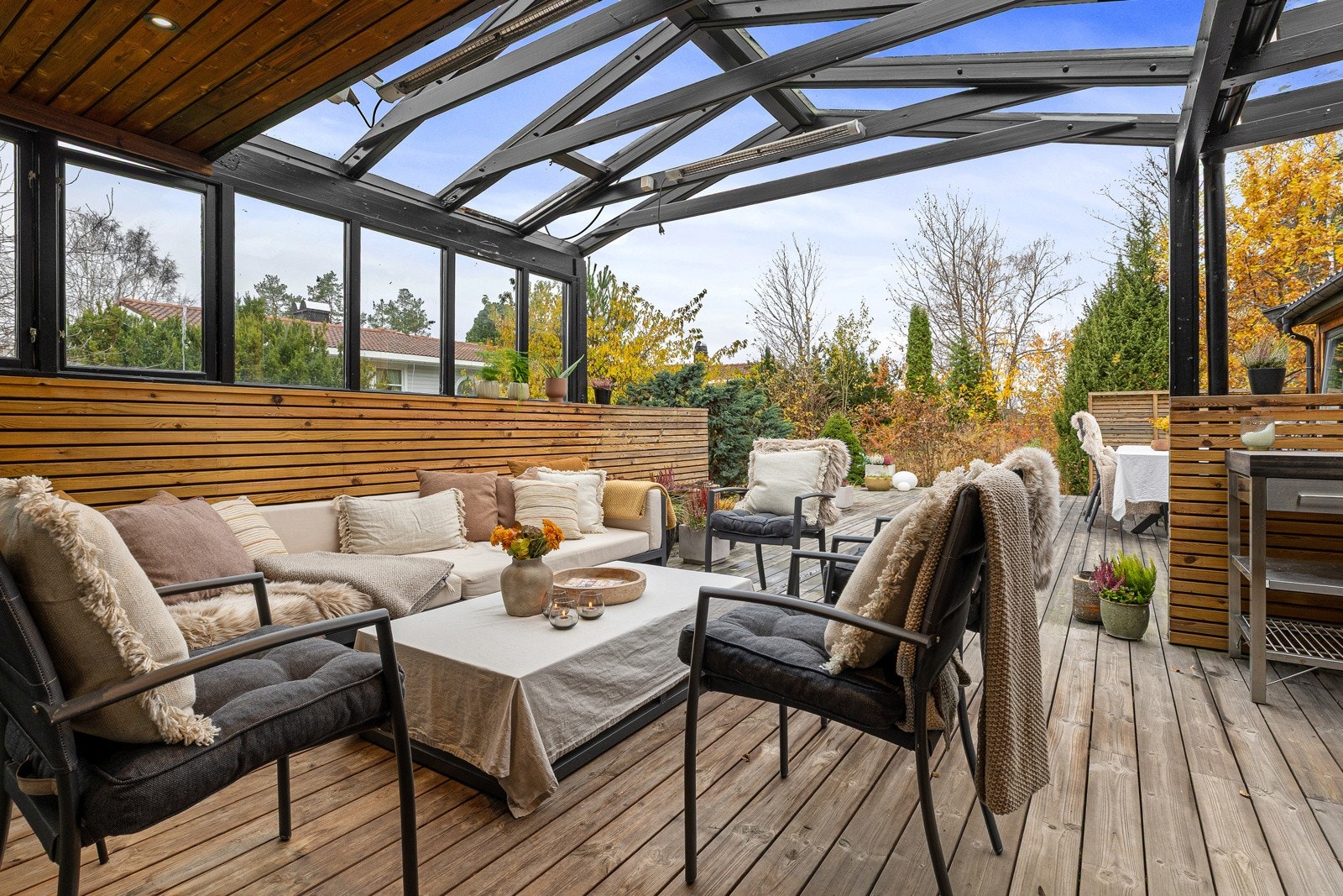 Deler av terrassen er overbygget slik at du kan tilbringe late dager på terrassen selv om det skulle regne ute Galleribilde
