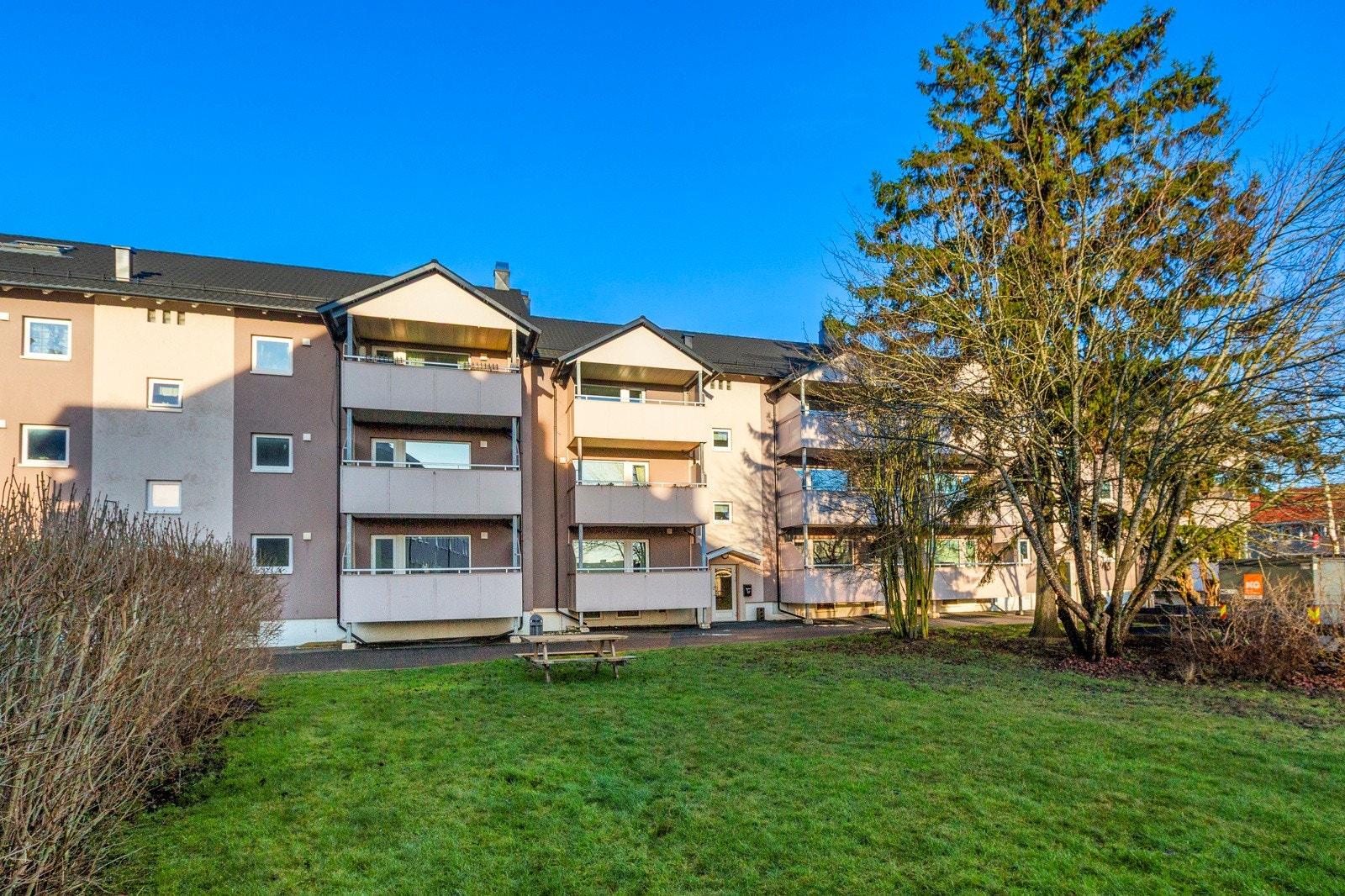 Leiligheten er beliggende i 1. etg. med veranda Galleribilde